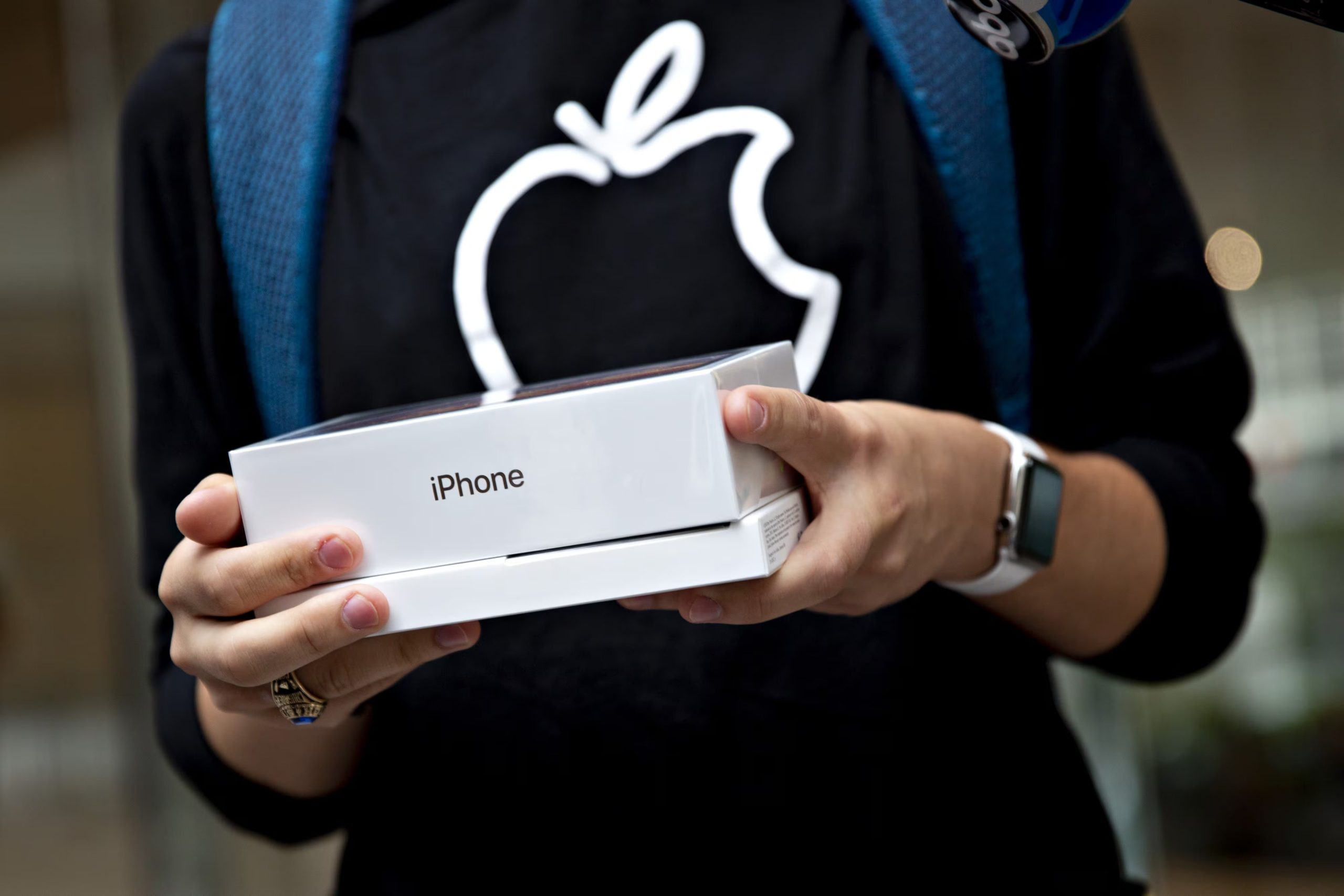 Revisar el número del IMEI del iPhone y que coincida con la caja es importante. (Bloomberg / Daniel Acker)