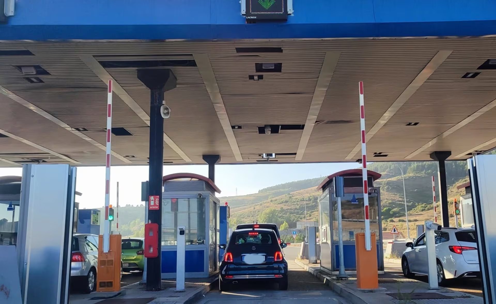 El Gobierno ha sostenido que el Cuarto Puente sobre el Canal funcionará mediante peaje, una medida que ha generado malestar entre residentes de Panamá Oeste por los prolongados congestionamientos que enfrentan diariamente para ingresar a la capital. Europa Press