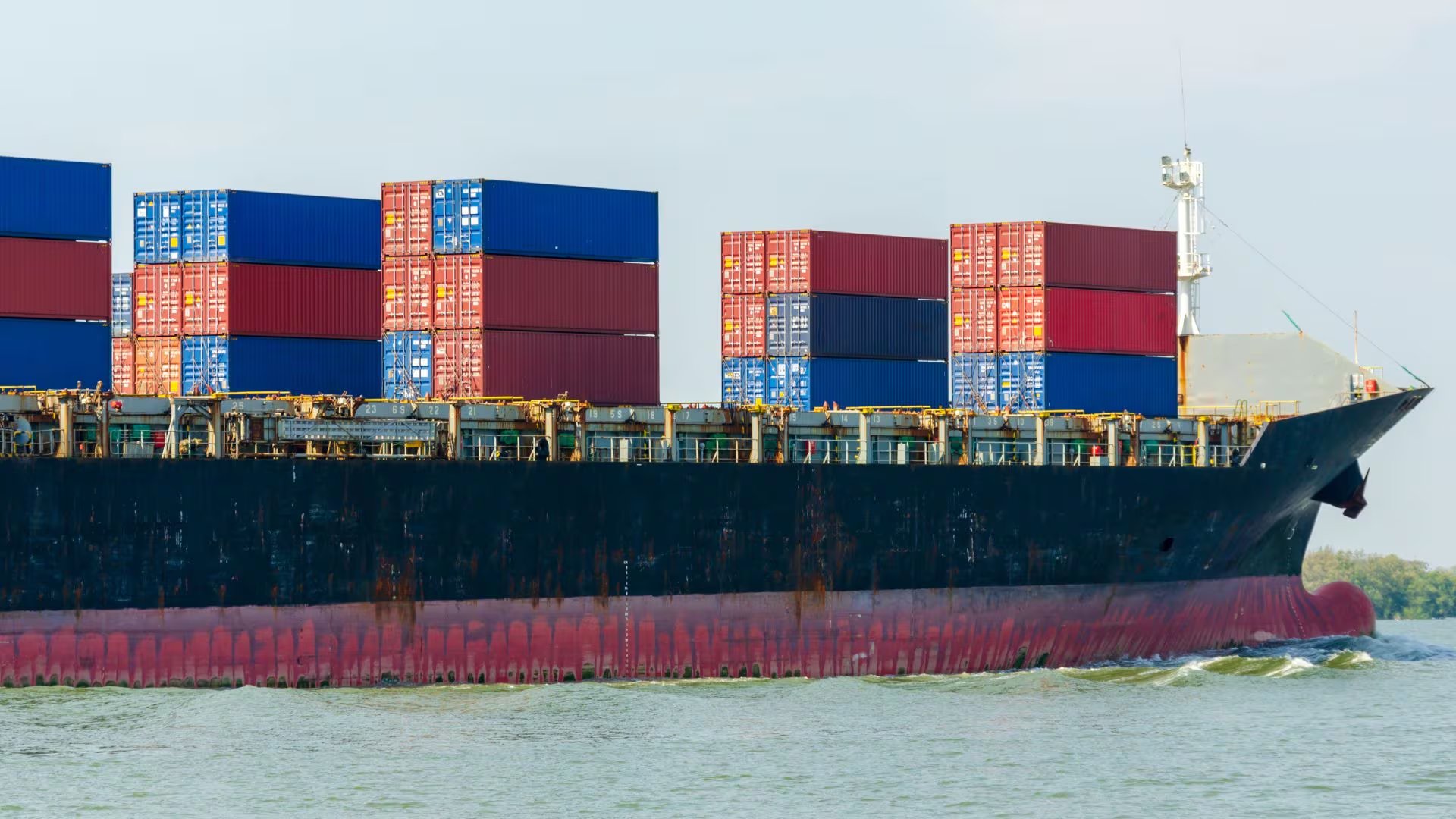 Un barco transporta mercancía en contenedores. (Canva)