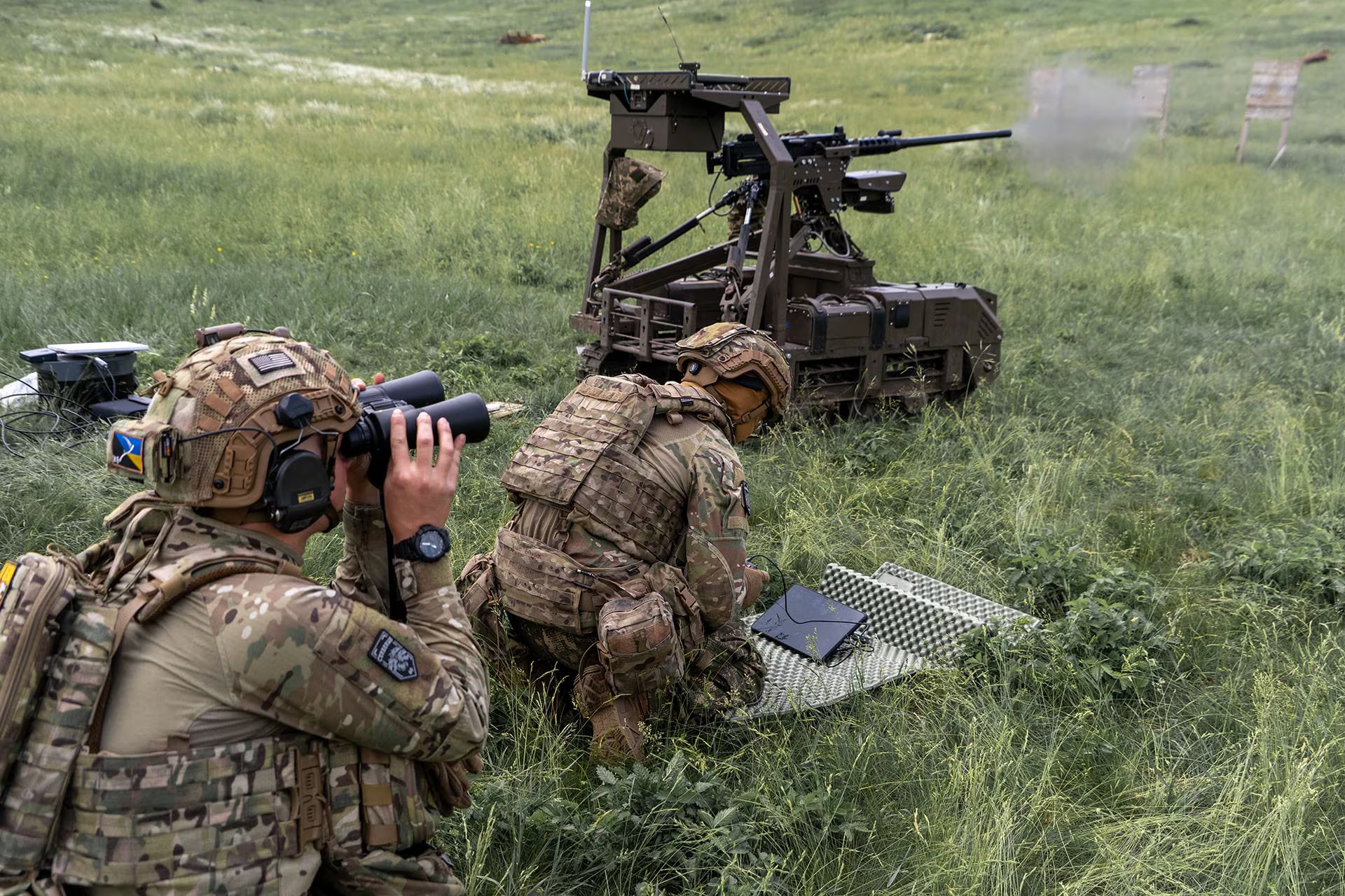 Militares ucranianos entrenan con un vehículo terrestre no tripulado (UGV) en medio de la creciente tensión, mientras el mundo observa con cautela la situación en Bielorrusia tras los recientes ataques con misiles rusos en Ucrania.