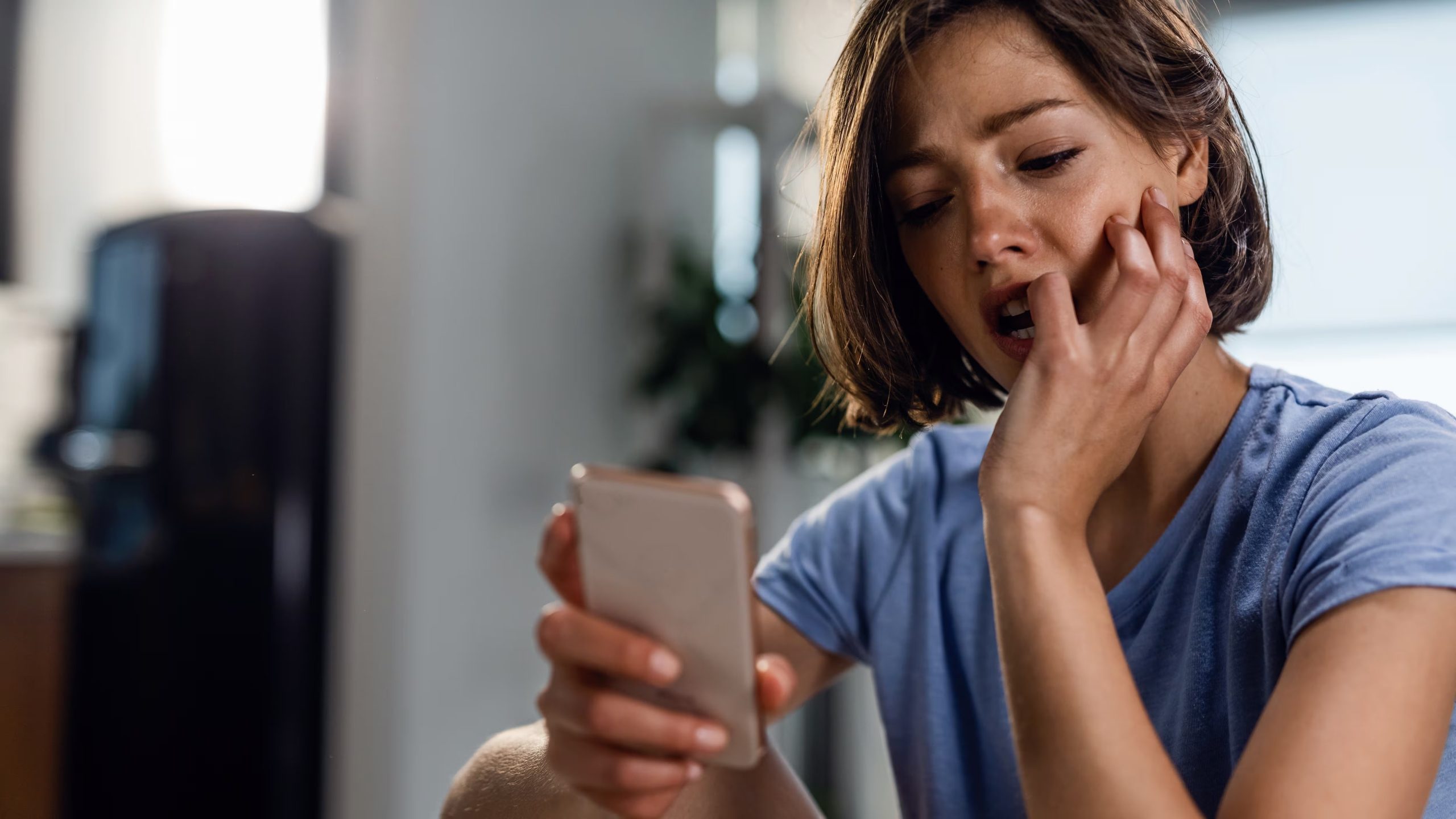 El ghosting, al cortar de manera abrupta la comunicación, puede detonar el miedo profundo al olvido. (Crédito: Freepik)