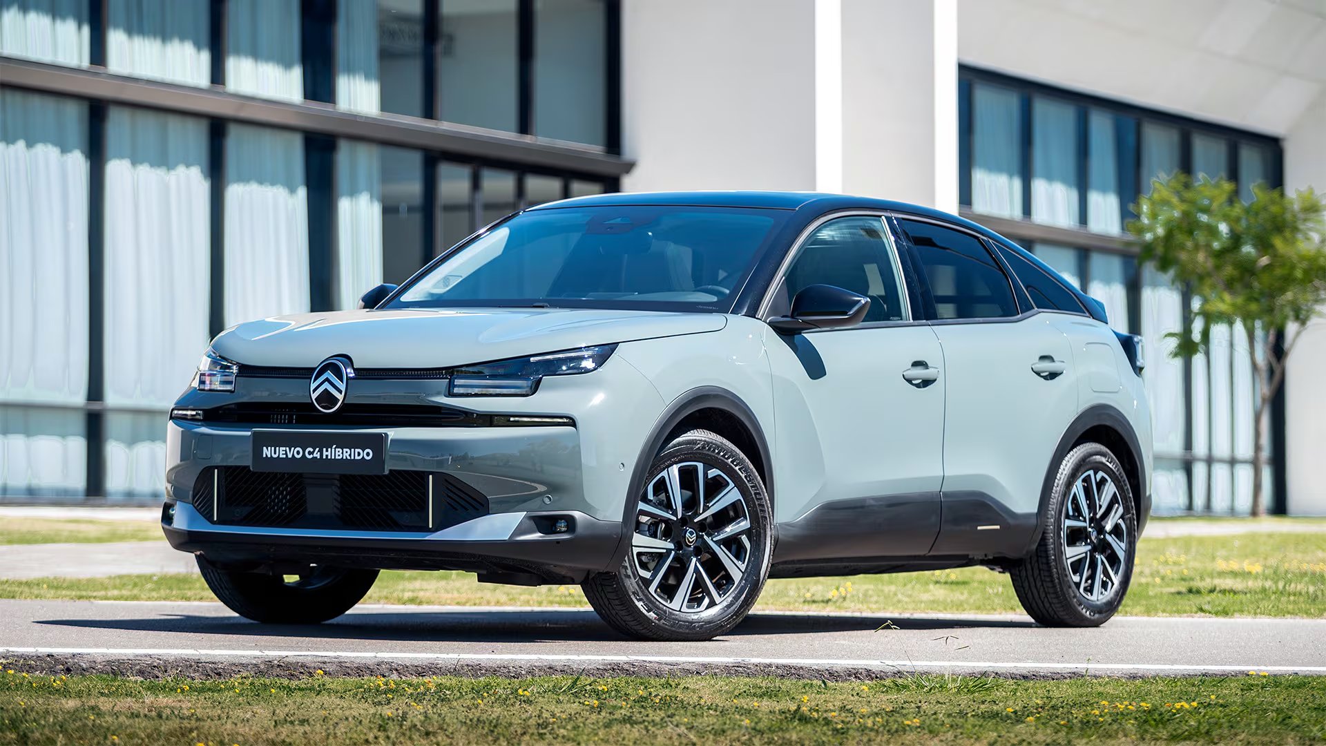El nuevo Citroën C4 Híbrido se presentó oficialmente en Argentina, marcando el regreso de la marca francesa al segmento C. Es el modelo microhíbrido más accesible del mercado local. (Stellantis Argentina)
