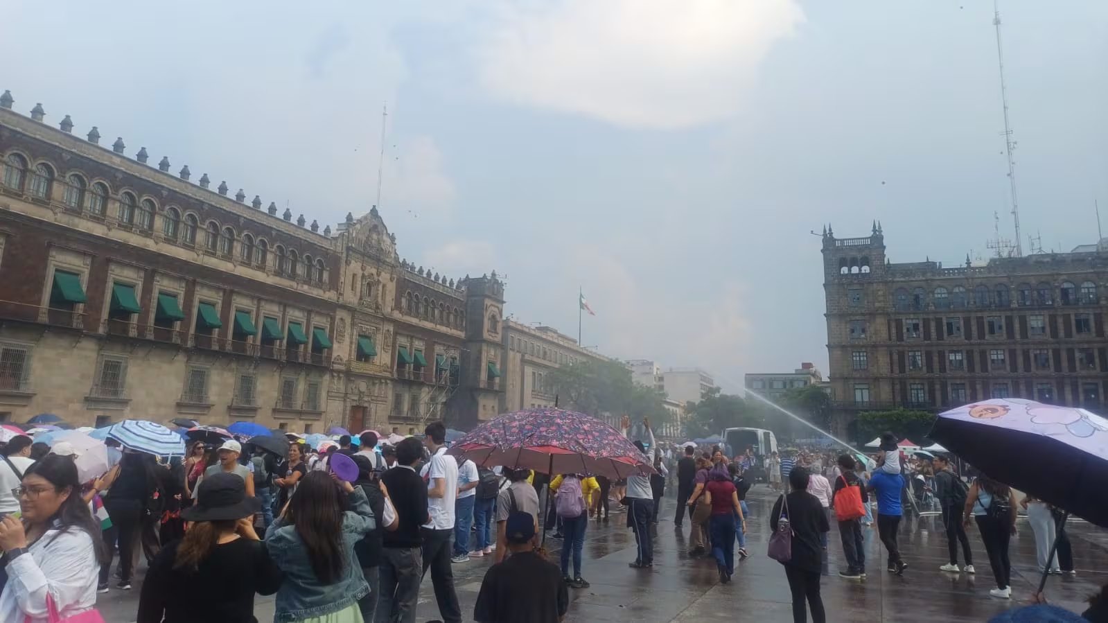 Cientos de fans de BTS, conocidos como ARMY, se reunieron en la Plaza de la Constitución frente al Palacio Nacional, esperando la llegada de la banda surcoreana y el saludo de los integrantes desde el balcón (Nallely Sánchez/Infobae México)