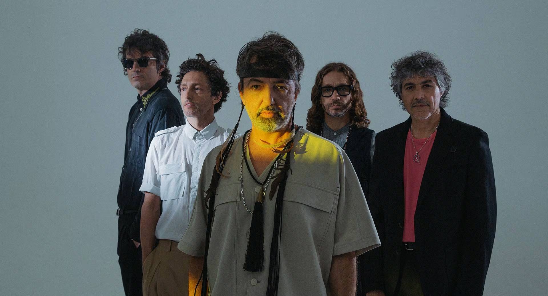 El nuevo disco CUERPOS, Vol. 1 de Babasónicos presenta canciones como “TIEMPO OFF”, “MIAU” y “MERCADO BLUE”, que integran el repertorio del tour