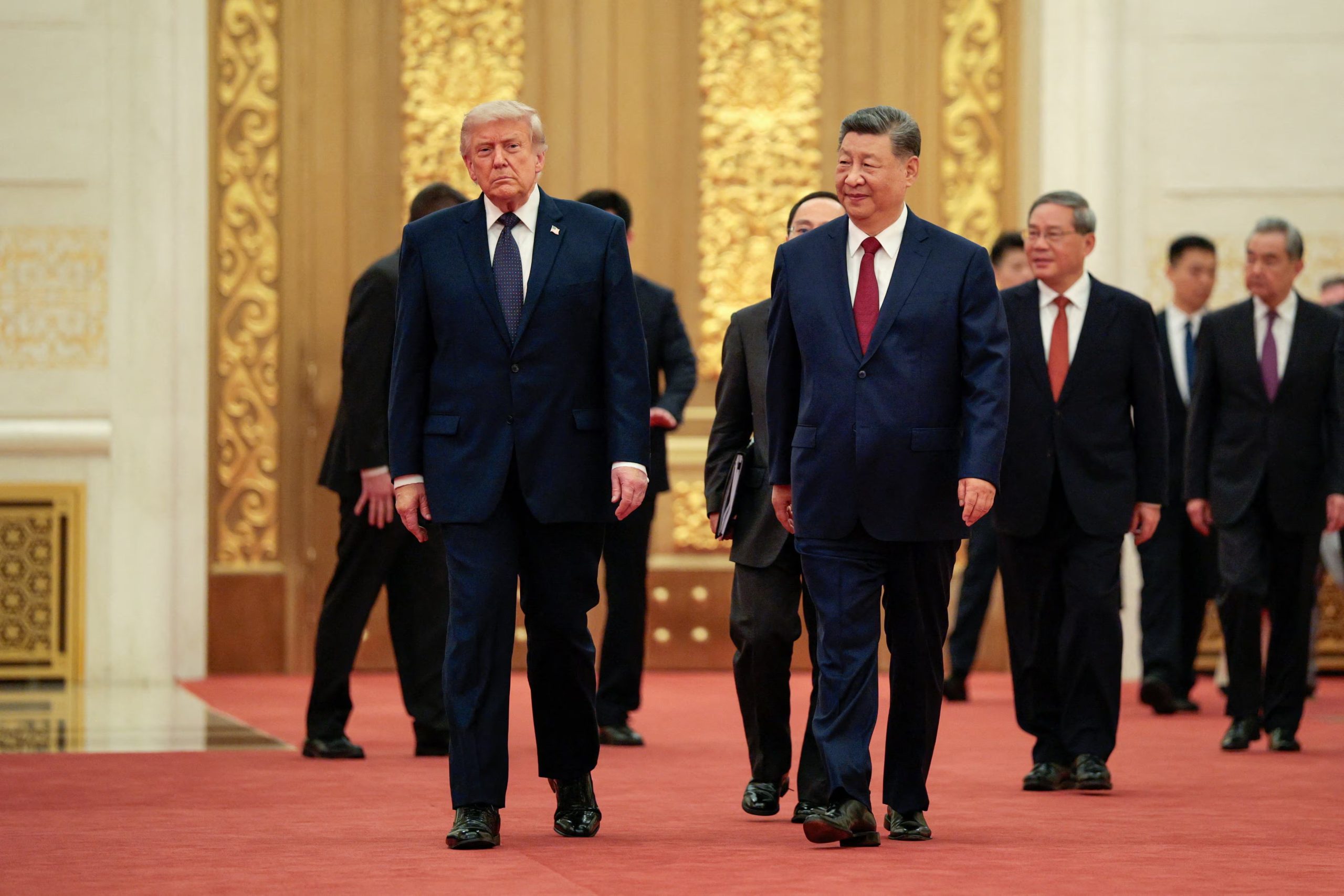 El presidente estadounidense Donald Trump y el presidente chino Xi Jinping llegan para asistir a un banquete de Estado en el Gran Salón del Pueblo en Pekín, China, el 14 de mayo de 2026. REUTERS/Evan Vucci