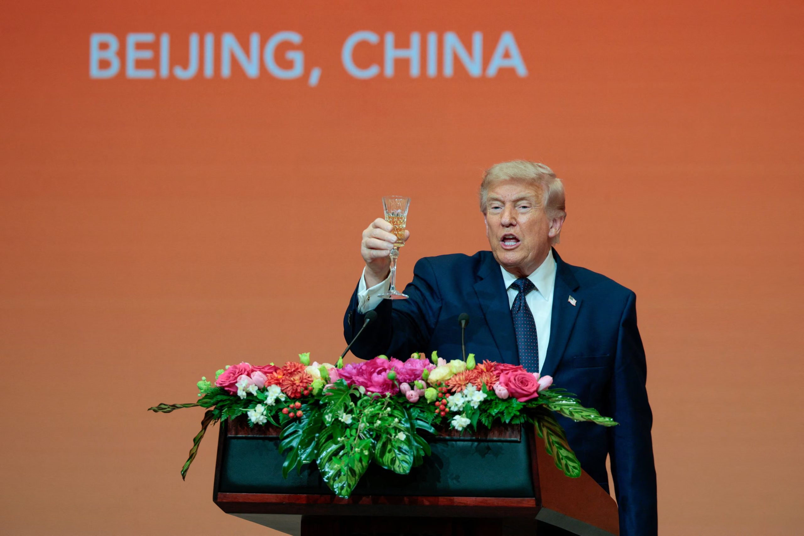 El presidente estadounidense Donald Trump alza su copa mientras habla en un banquete de Estado con el presidente chino Xi Jinping (no aparece en la imagen) en el Gran Salón del Pueblo en Pekín, China, el 14 de mayo de 2026. REUTERS/Evan Vucci