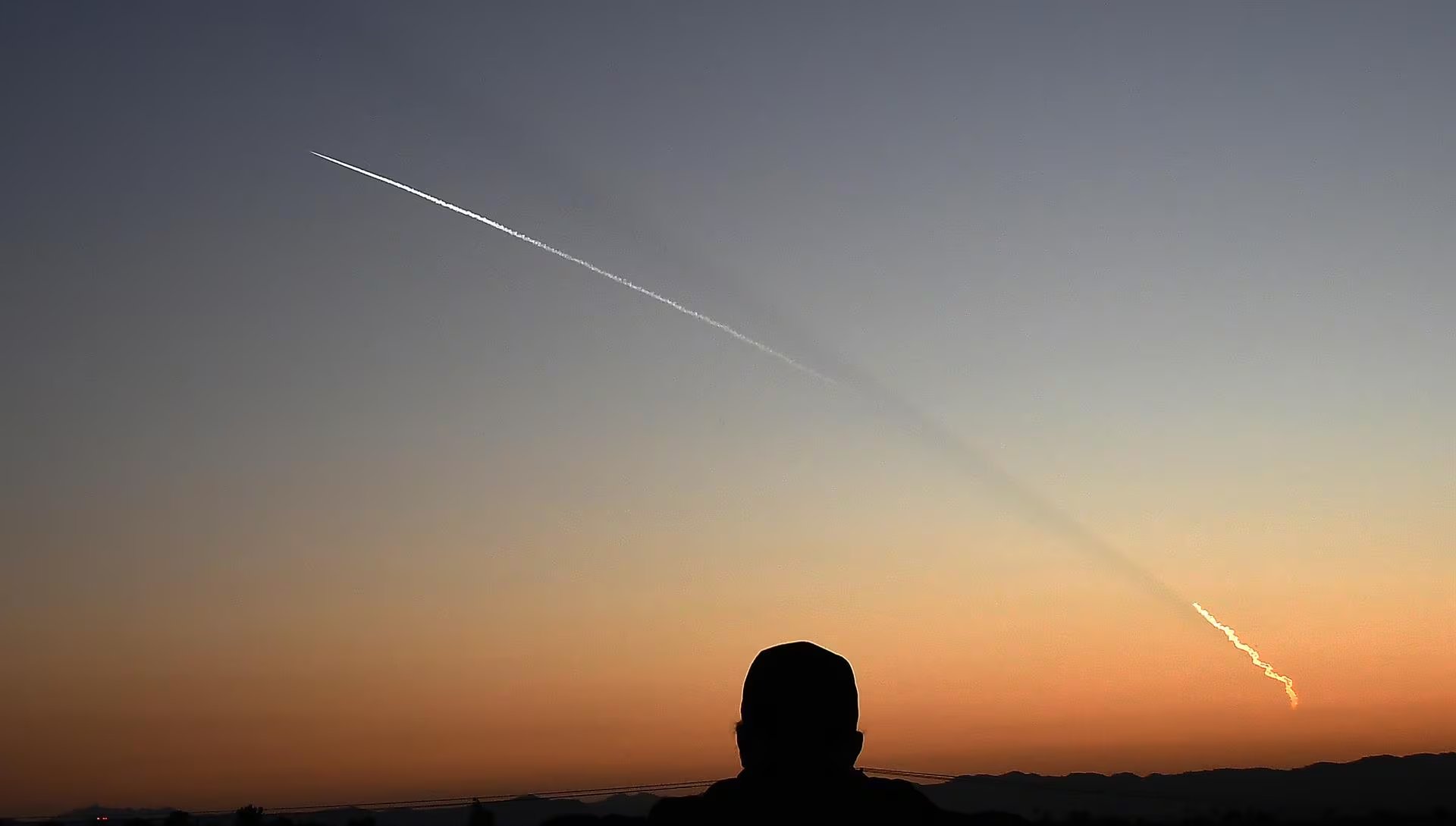 La basura espacial incluye satélites fuera de servicio etapas de cohetes fragmentos de explosiones y hasta partículas microscópicas de pintura o metal
