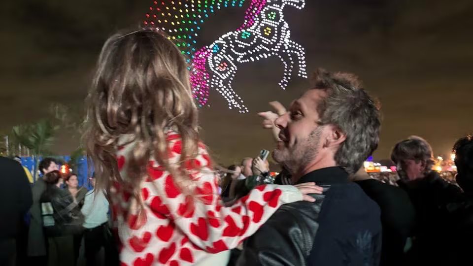 Benjamín Vicuña disfrutando y extrañándo a su hija que hoy está con su mamá