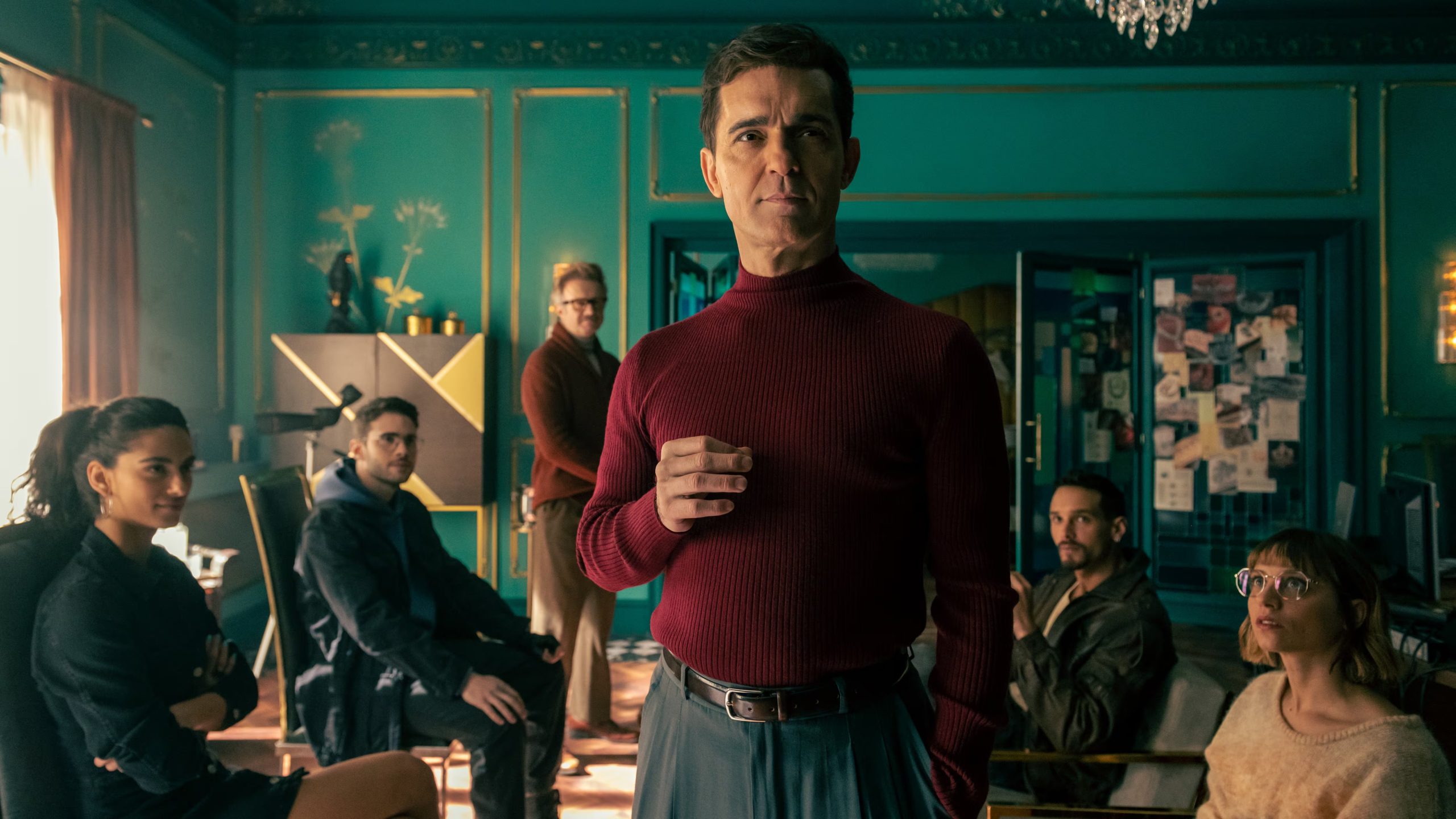 El rodaje se realizó en localizaciones de Sevilla, Madrid, San Sebastián y Peñíscola, ampliando el universo visual de la franquicia para Netflix. (Netflix)