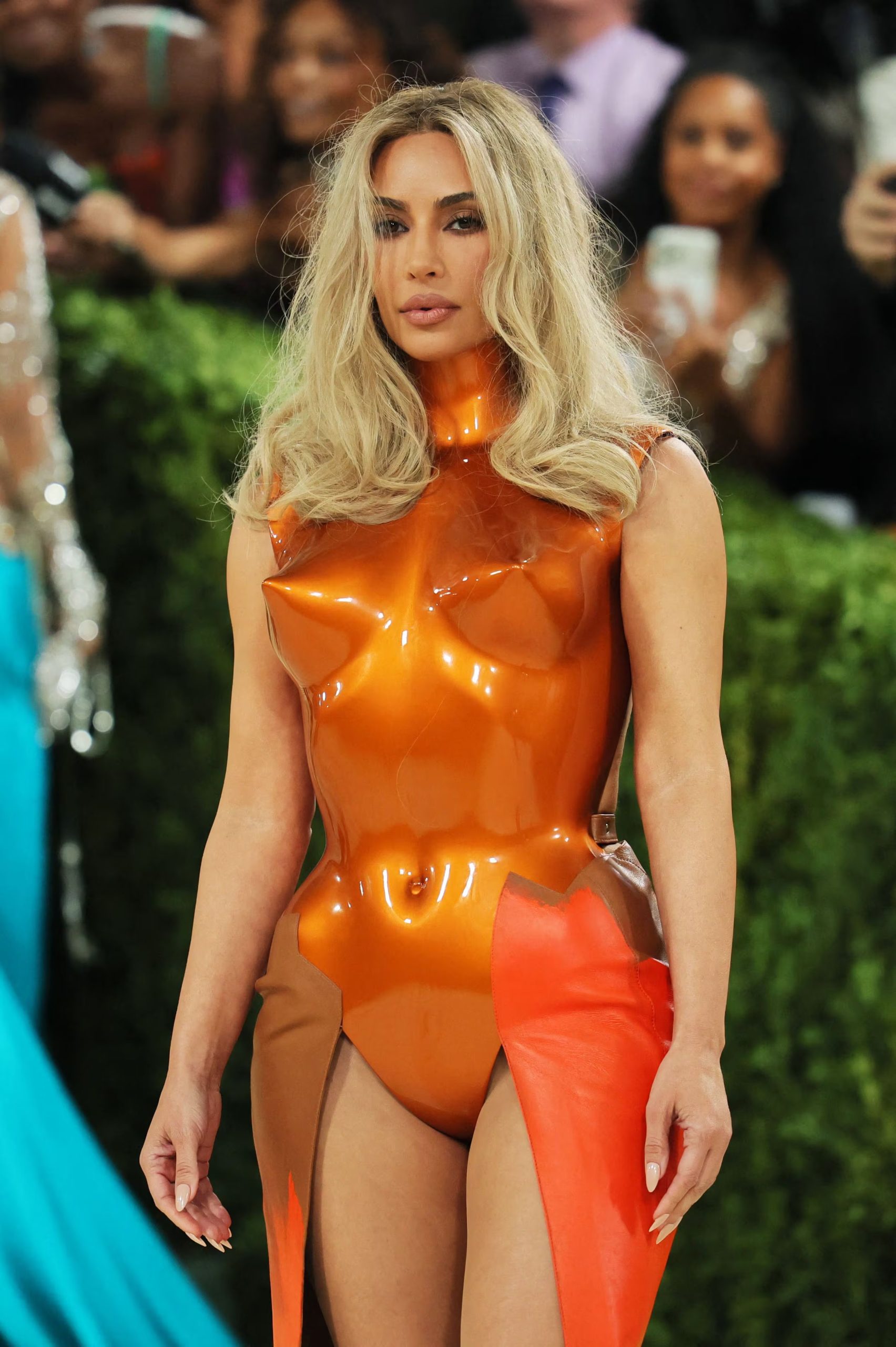 Kim Kardashian apostó por un body metálico naranja del artista Allen Jones, en una elección inspirada en el cine erótico francés de los años 70 (REUTERS/Daniel Cole)