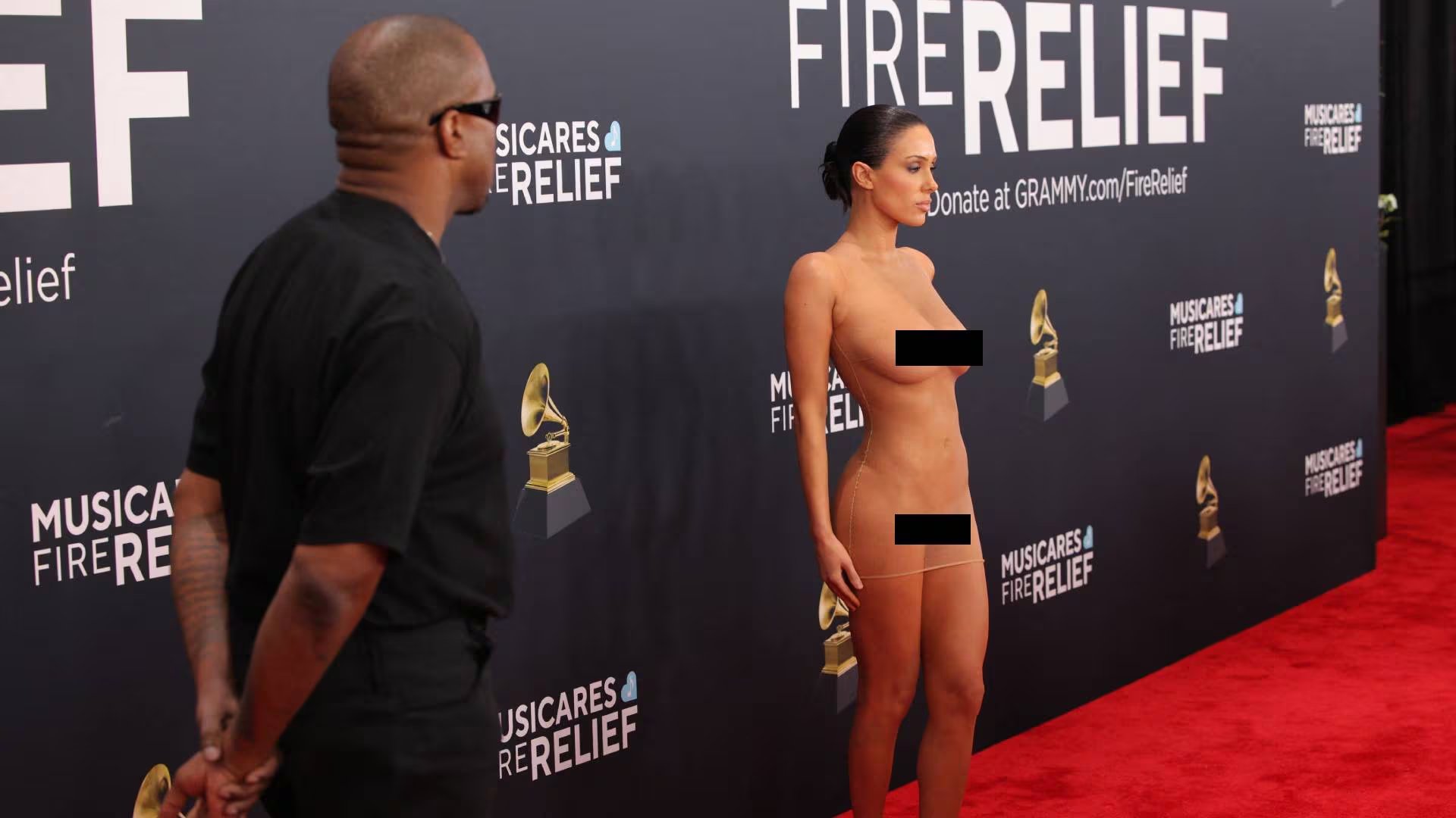 Las elecciones de moda de la modelo y arquitecta han incluido impactantes apariciones públicas, como su minivestido transparente en los premios Grammy (REUTERS)