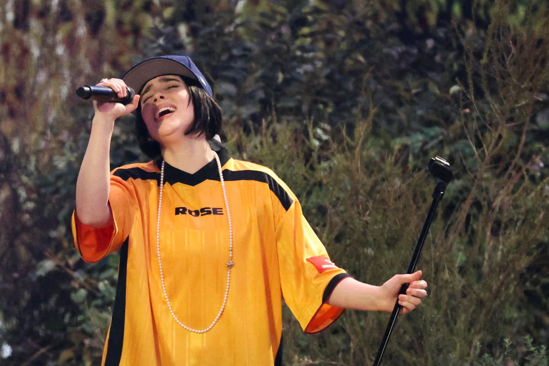 Billie Eilish comparte el impacto negativo de las redes sociales en su autoestima y reflexiona sobre los comentarios sobre su cuerpo (REUTERS/Mario Anzuoni)