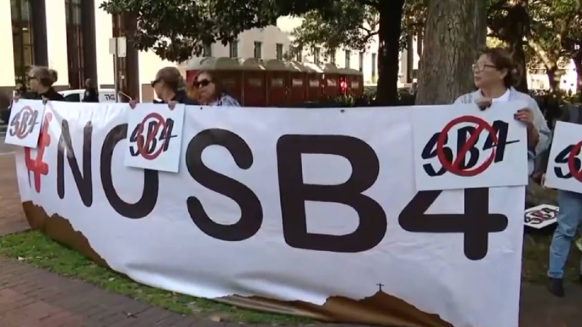 La criminalización del reingreso ilegal y las deportaciones ordenadas por jueces estatales quedaron bloqueadas, pero persisten dudas sobre la aplicación parcial de la SB 4 (KHOU-TV Houdson)
