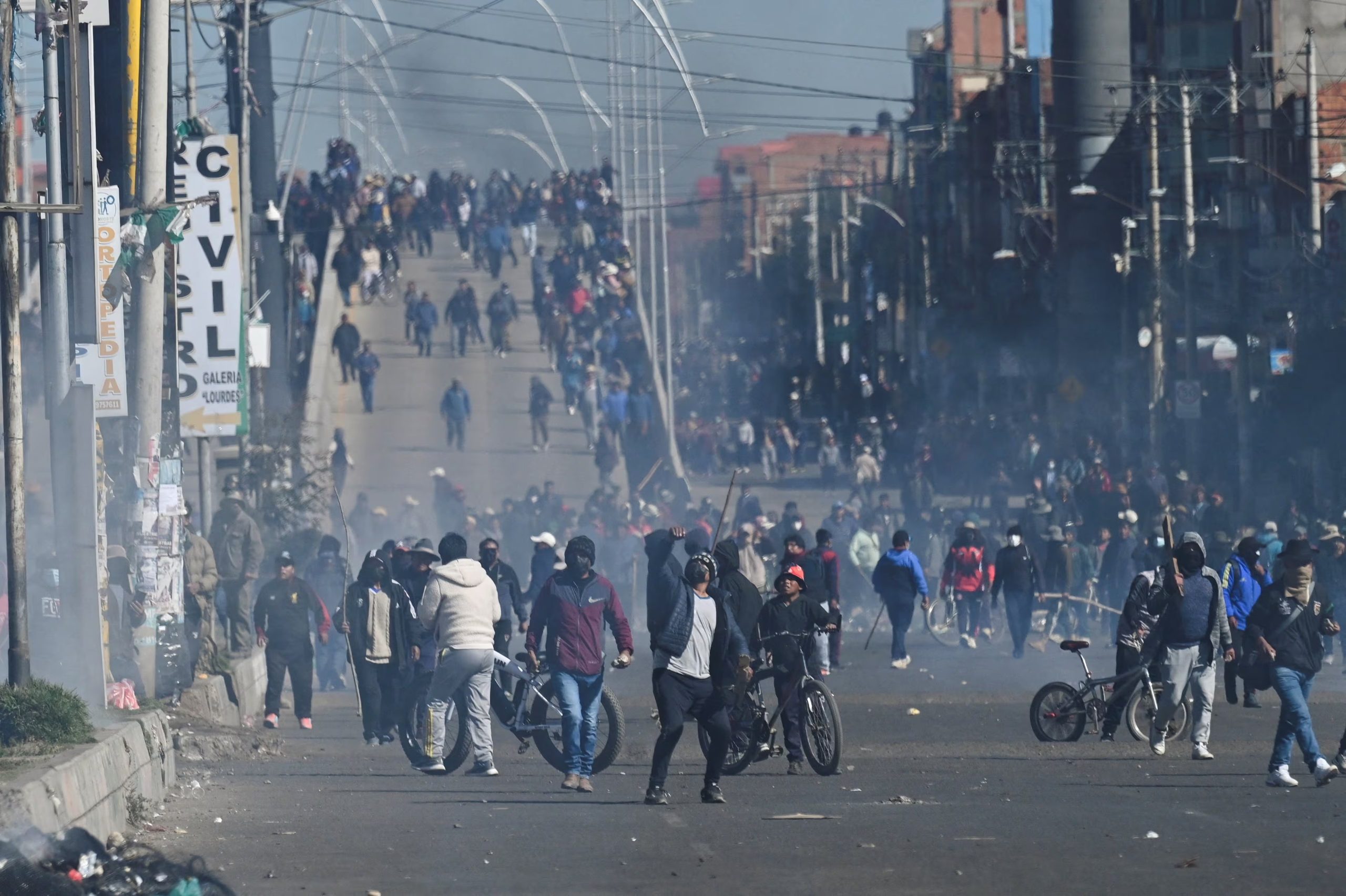 Manifestantes se congregan entre gases lacrimógenos para protestar contra el gobierno del presidente Rodrigo Paz, el 16 de mayo de 2026 (REUTERS/Claudia Morales)