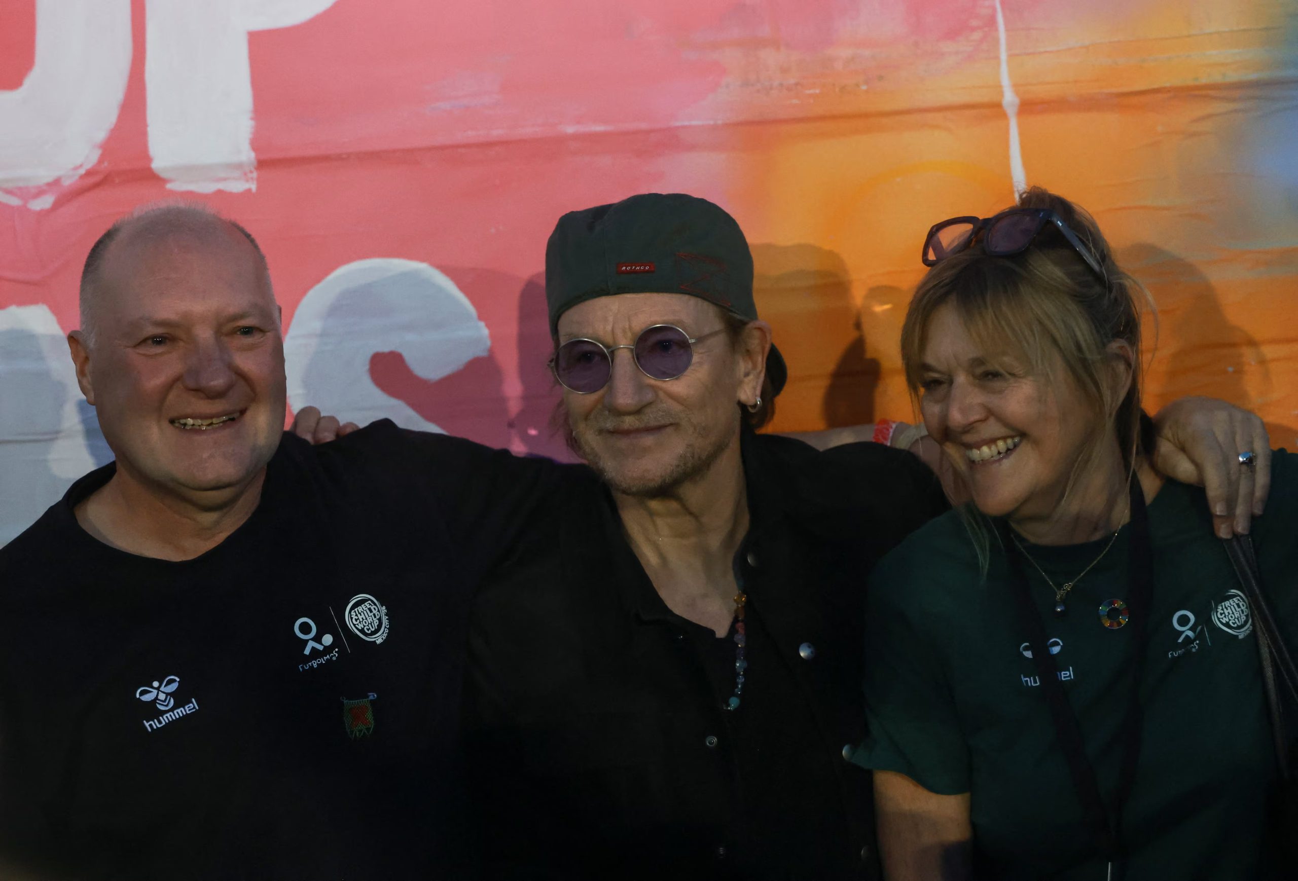 La banda U2 grabó su nuevo video musical en la Plaza de Santo Domingo del Centro Histórico, con fanáticos participando como extras. - REUTERS/Henry Romero