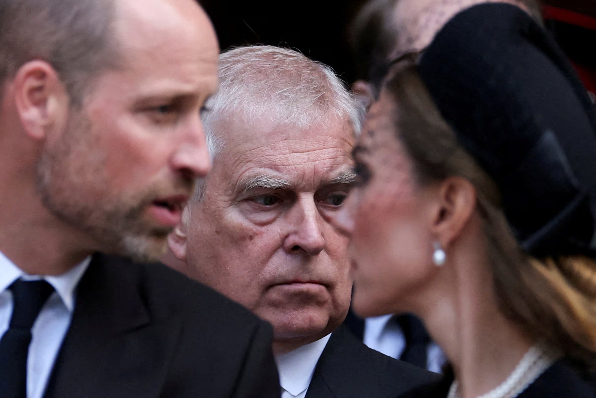 El príncipe Andrés de Gran Bretaña posa junto al príncipe Guillermo y su esposa Catalina, princesa de Gales, al salir de la Catedral de Westminster tras la misa de réquiem, el día del funeral de Catalina, duquesa de Kent, en Londres, Gran Bretaña, el 16 de septiembre de 2025. (REUTERS/Toby Melville/Foto de archivo).