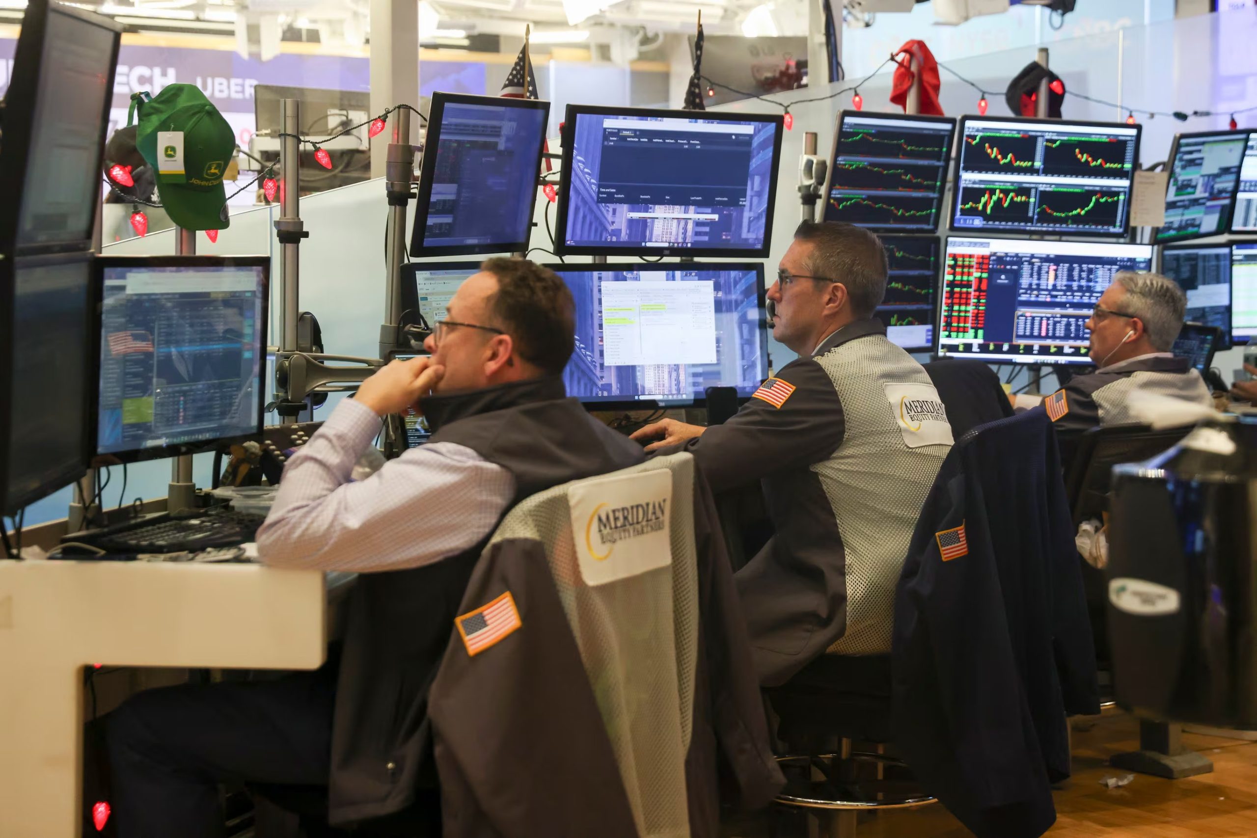 Las bolsas estadounidenses, incluido el S&P 500 y el Nasdaq, abrieron en baja tras conocerse la cifra de inflación en Estados Unidos. (EFE/Sarah Yenesel)