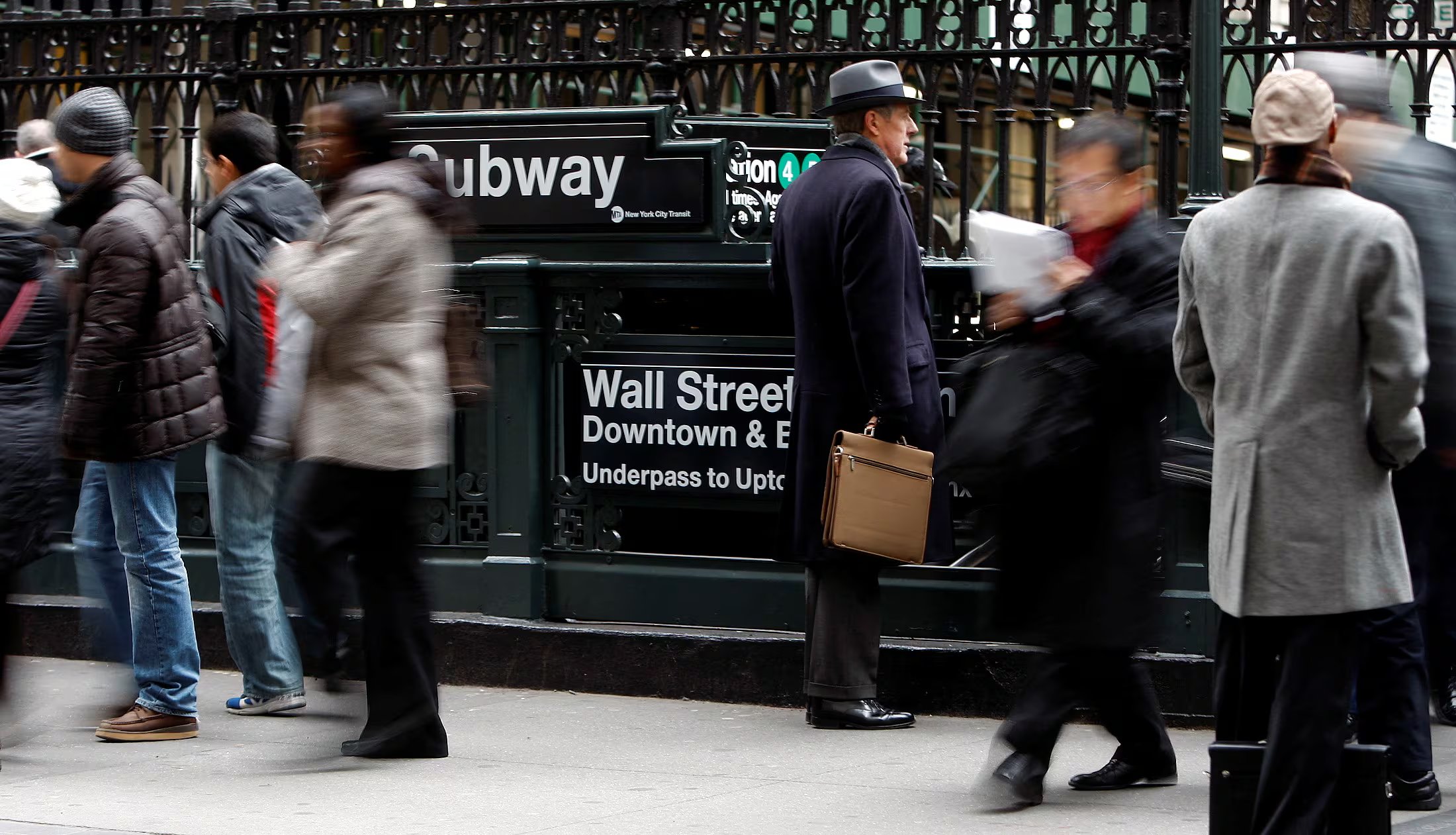 La Reserva Federal enfrenta presión para mantener las tasas de interés altas, afectando el financiamiento y el atractivo de las acciones de crecimiento. (REUTERS/Chip East/File Photo)