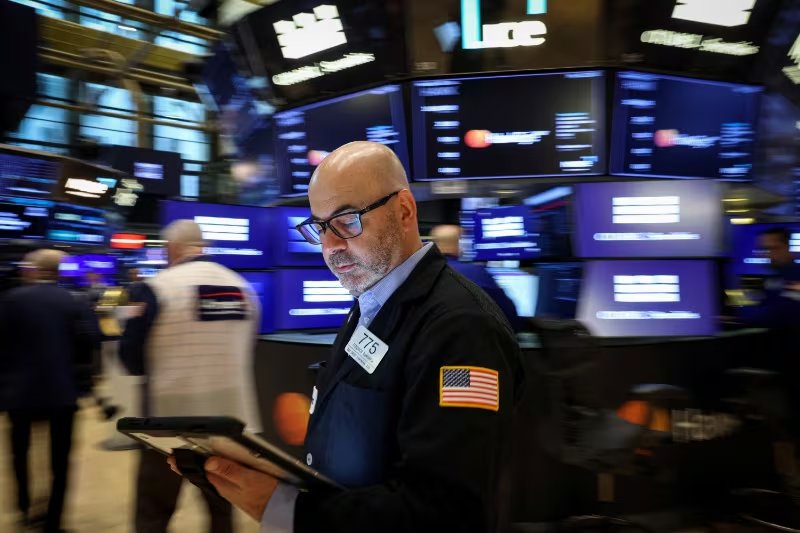 El sector tecnológico y de consumo discrecional lideró las caídas en Wall Street, con empresas como Qualcomm retrocediendo hasta 6%. (REUTERS/Brendan McDermid)