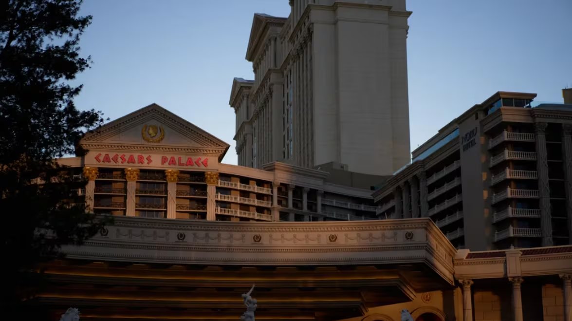 La adquisición de Caesars Entertainment por Fertitta responde a la competencia de casinos tribales, nuevas regulaciones y el crecimiento del juego online (AP)