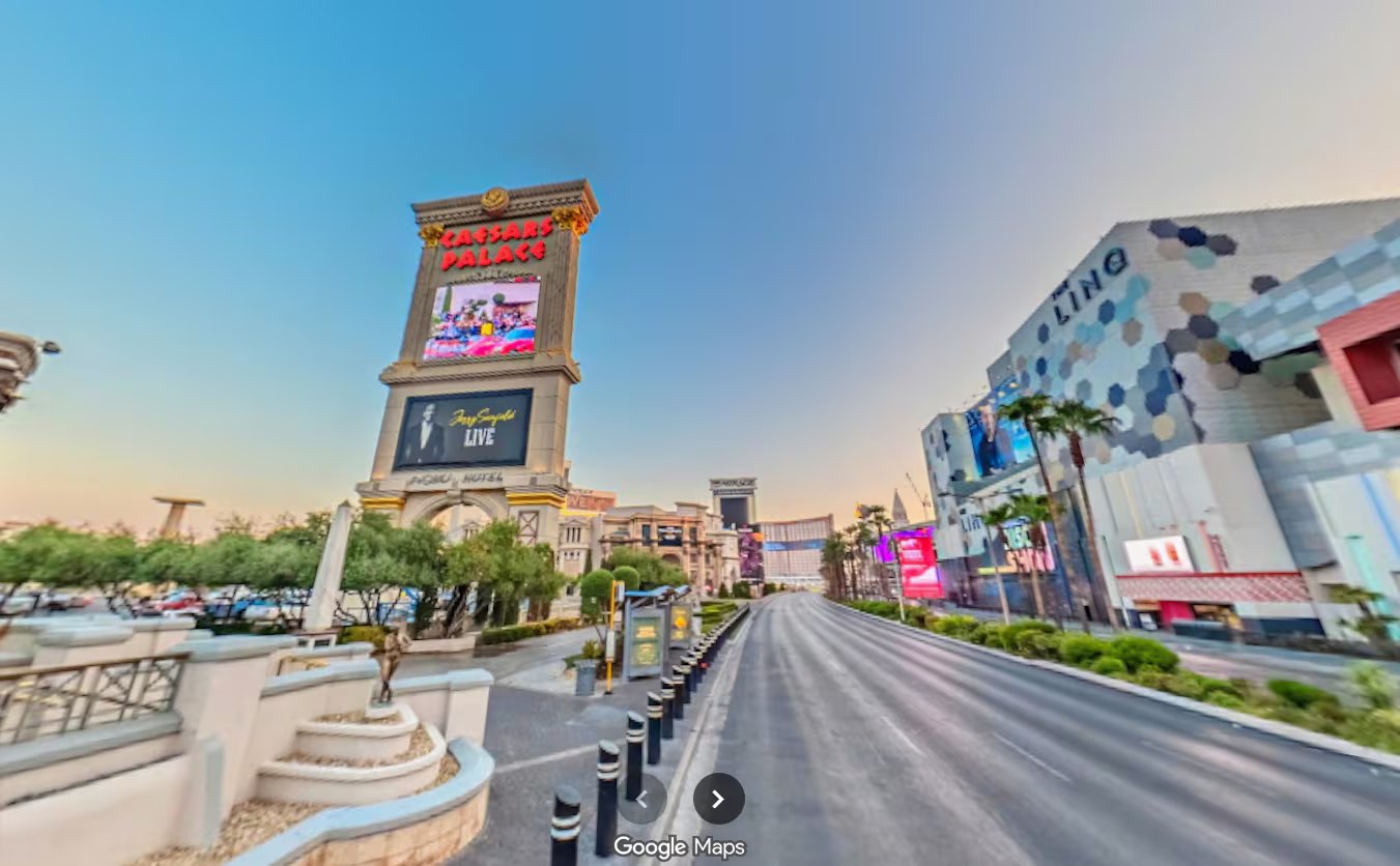 Miles de trabajadores latinos desempeñan funciones clave en hoteles, casinos y restaurantes de Caesars, con incertidumbre sobre futuros cambios laborales (Captura Google Maps)