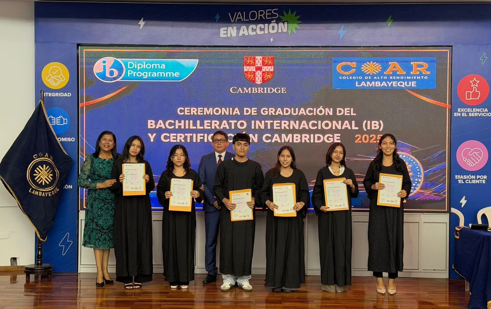 Estudiantes de los Colegios de Alto Rendimiento (COAR) Lambayeque posan con sus certificados tras la ceremonia de graduación del Bachillerato Internacional y las certificaciones de inglés de Cambridge. (Foto: MINEDU)