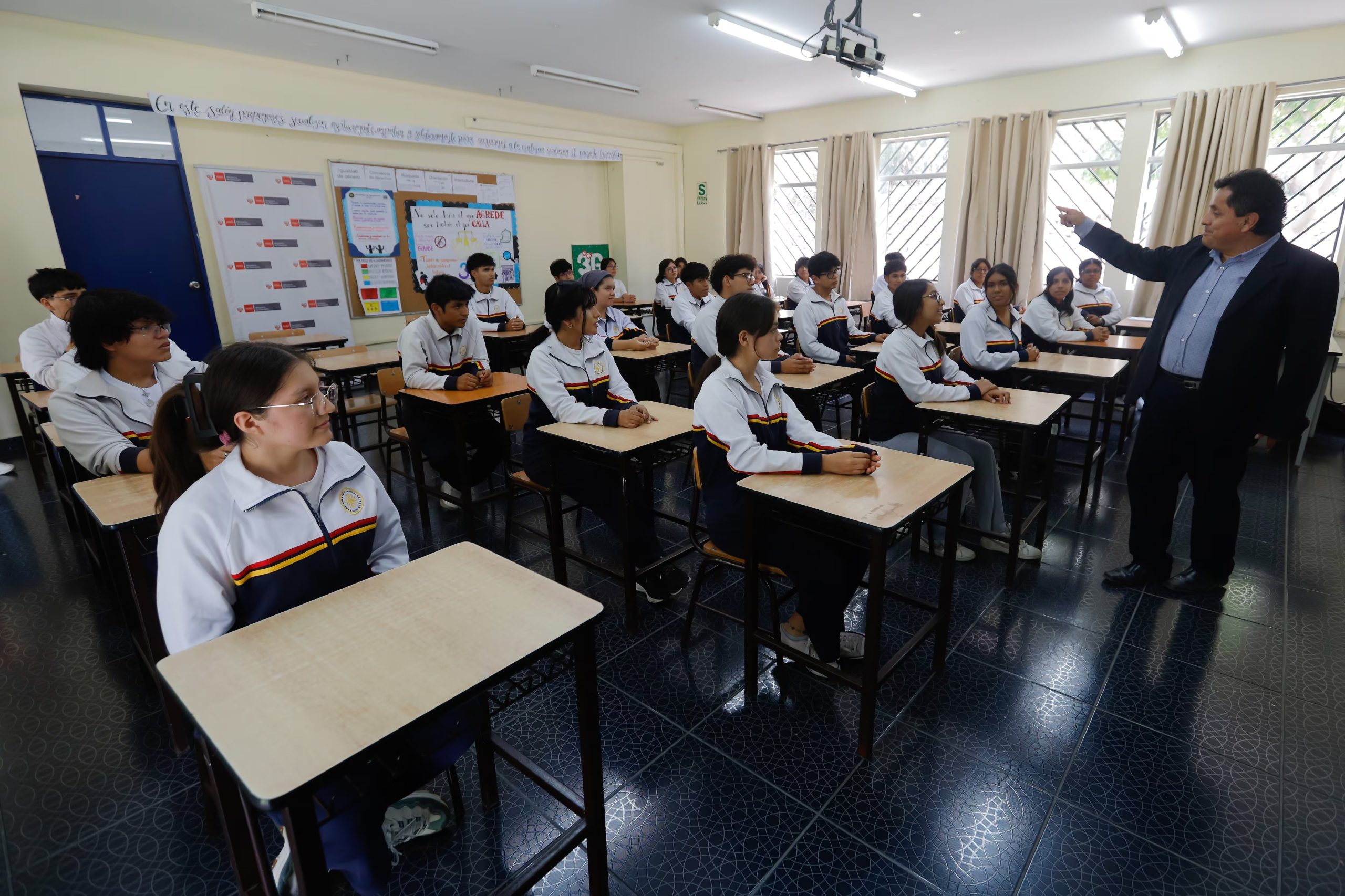 Un docente interactúa con estudiantes de los Colegios de Alto Rendimiento (COAR) mientras se preparan para obtener certificaciones internacionales de inglés, consolidando el liderazgo del programa educativo en el país. (Foto: MINEDU)