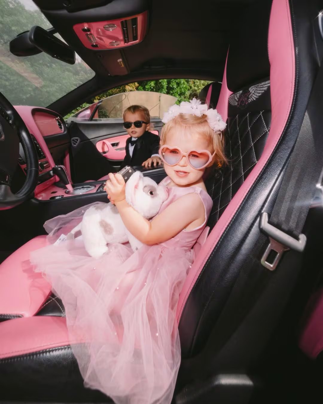 Phoenix y London, hijos de Paris Hilton, protagonizaron los momentos más tiernos durante la celebración familiar. (Instagram /parishilton)