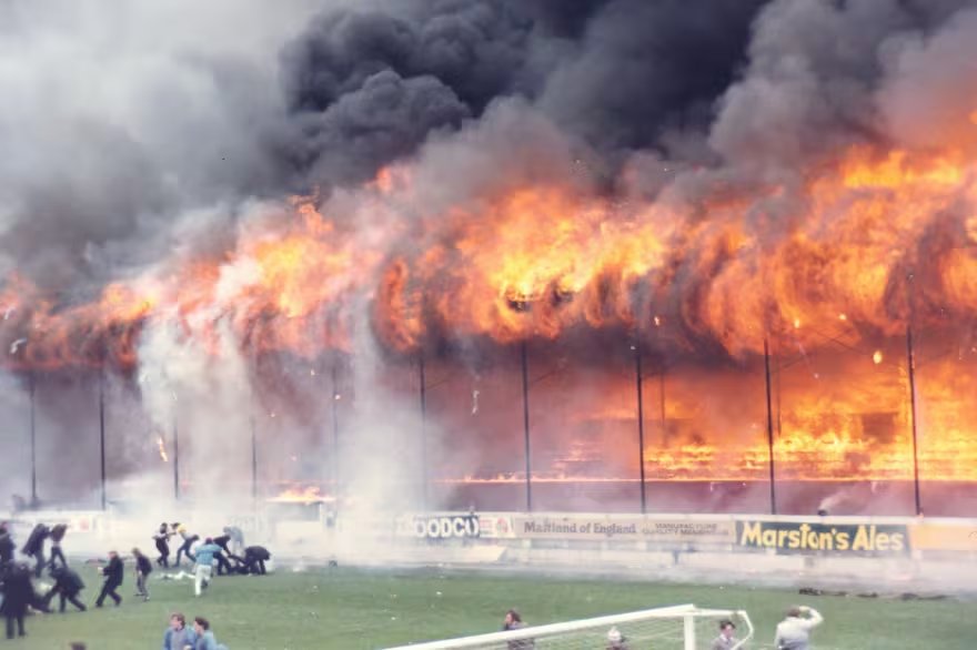 El incendio en la tribuna principal de Valley Parade causó 56 muertos y más de 260 heridos. Todo se prendió fuego en solo cuatro minutos y medio