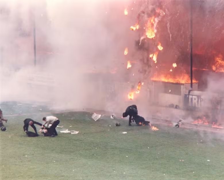 La tragedia de Bradford City fue provocada por basura acumulada bajo los asientos de madera y puertas de salida cerradas con candado