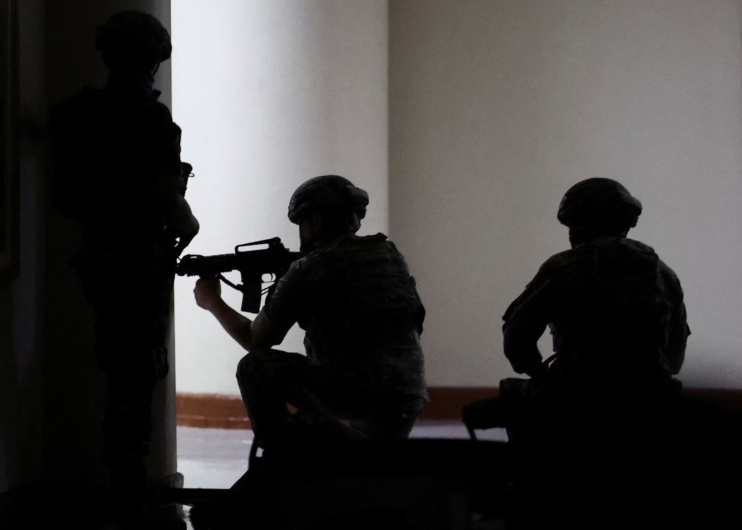 Personal militar con uniformes de camuflaje ingresa al edificio del Senado donde el senador filipino Ronald 