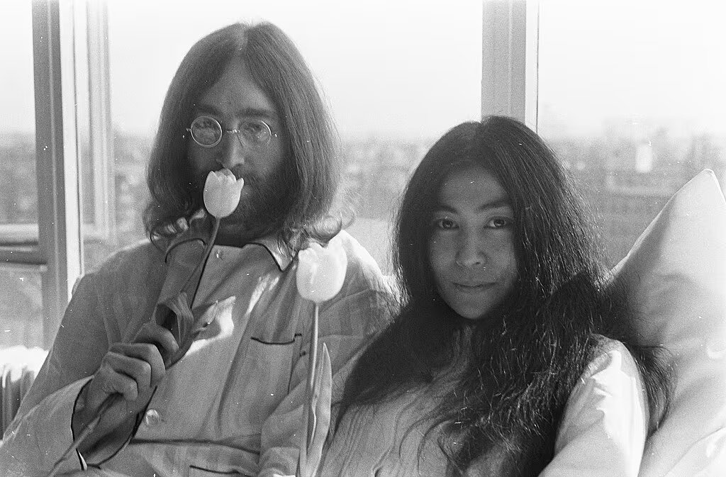 John Lennon y Yoko Ono, pareja emblemática de la cultura pop mundial (Wikimedia Commons)