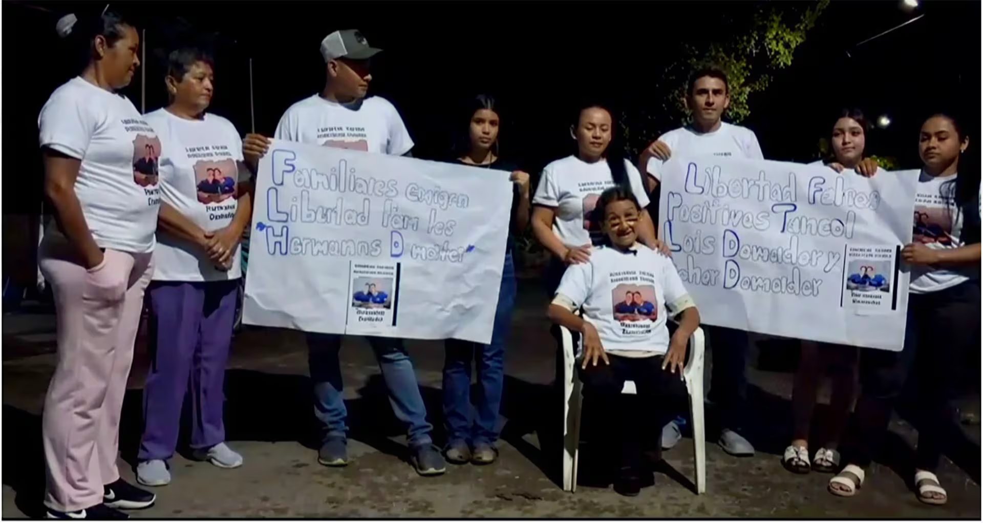 Doraima Villamizar y Teresa Sánchez, tía y abuela de los hermanos Domador Villamizar, participan en una manifestación exigiendo la liberación de sus familiares.