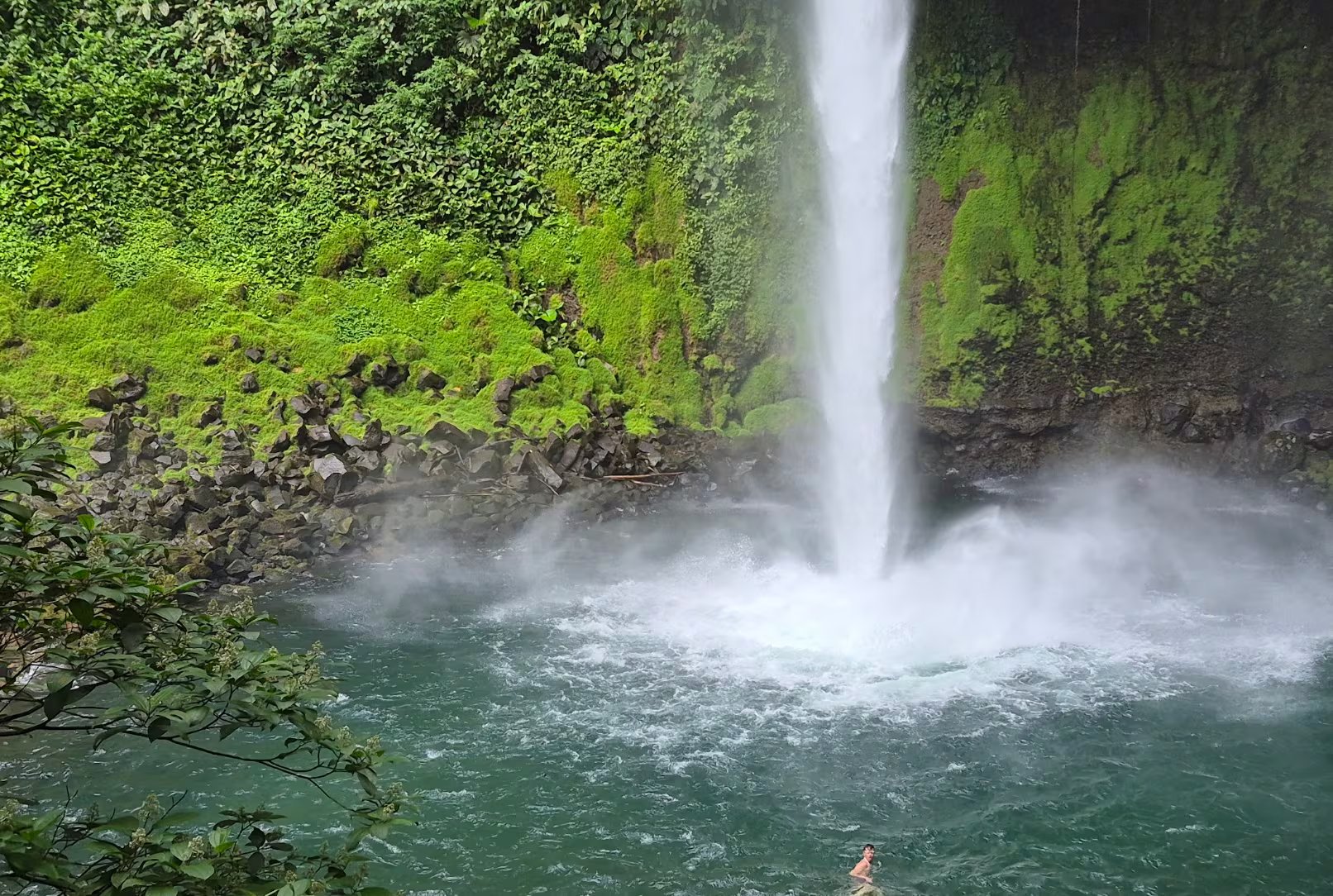 La catarata cuenta con 70 metros de caída de agua cristalina rodeada de bosque tropical. Crédito: ADIFORT
