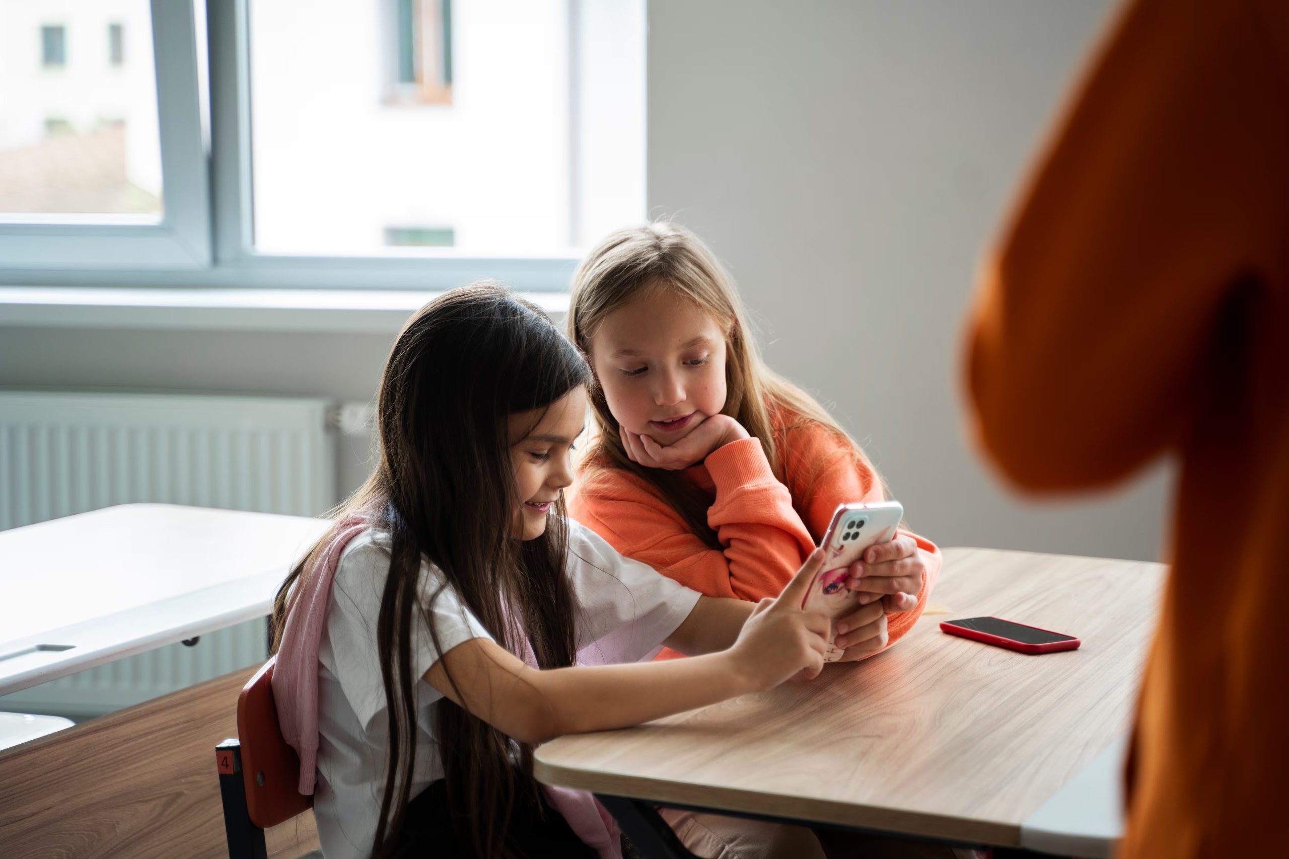 El informe de Unesco propone fortalecer las políticas de ciudadanía digital para garantizar la formación de estudiantes capaces de utilizar las tecnologías de manera crítica y reflexiva. (Freepik)