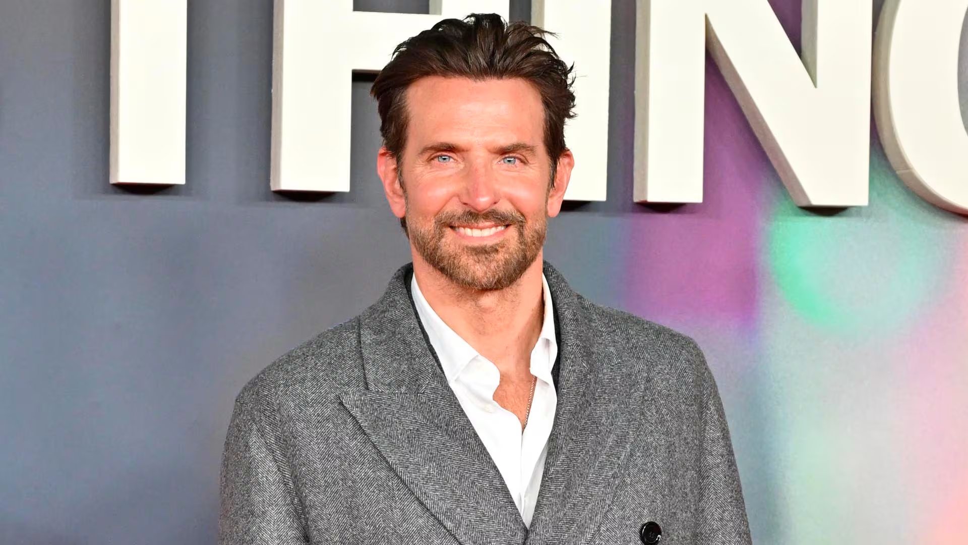 Bradley Cooper asume la dirección tras cambios previos en el proyecto, consolidando una alianza de alto perfil con Margot Robbie (Photo by James Warren/Famous Images/Sipa USA)