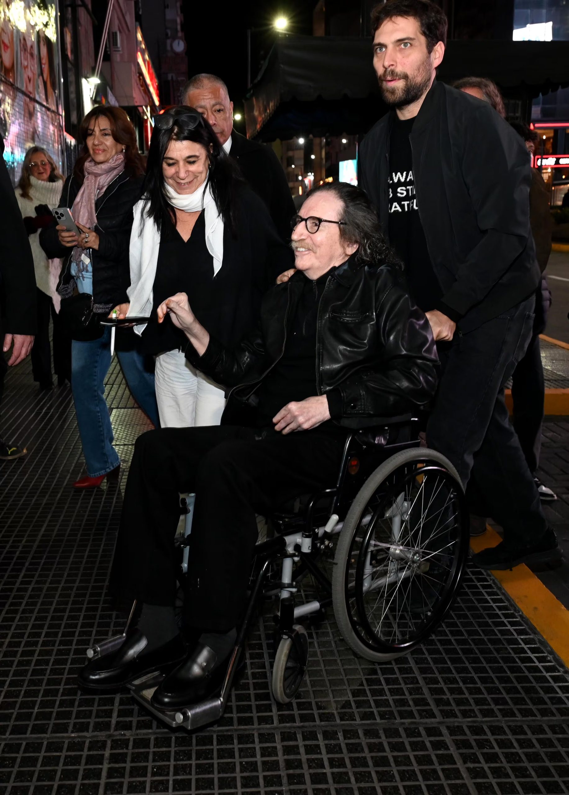 Charly García sonríe feliz mientras es ovacionado al llegar a la función del musical basado en sus canciones en Buenos Aires