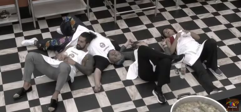Los chefs Adrián Herrera, Zahie Téllez y Poncho Cadena lanzaron advertencias para todos los concursantes pues hubi algunos que se acostaron en el piso de la cocina. (Captura de pantalla México)