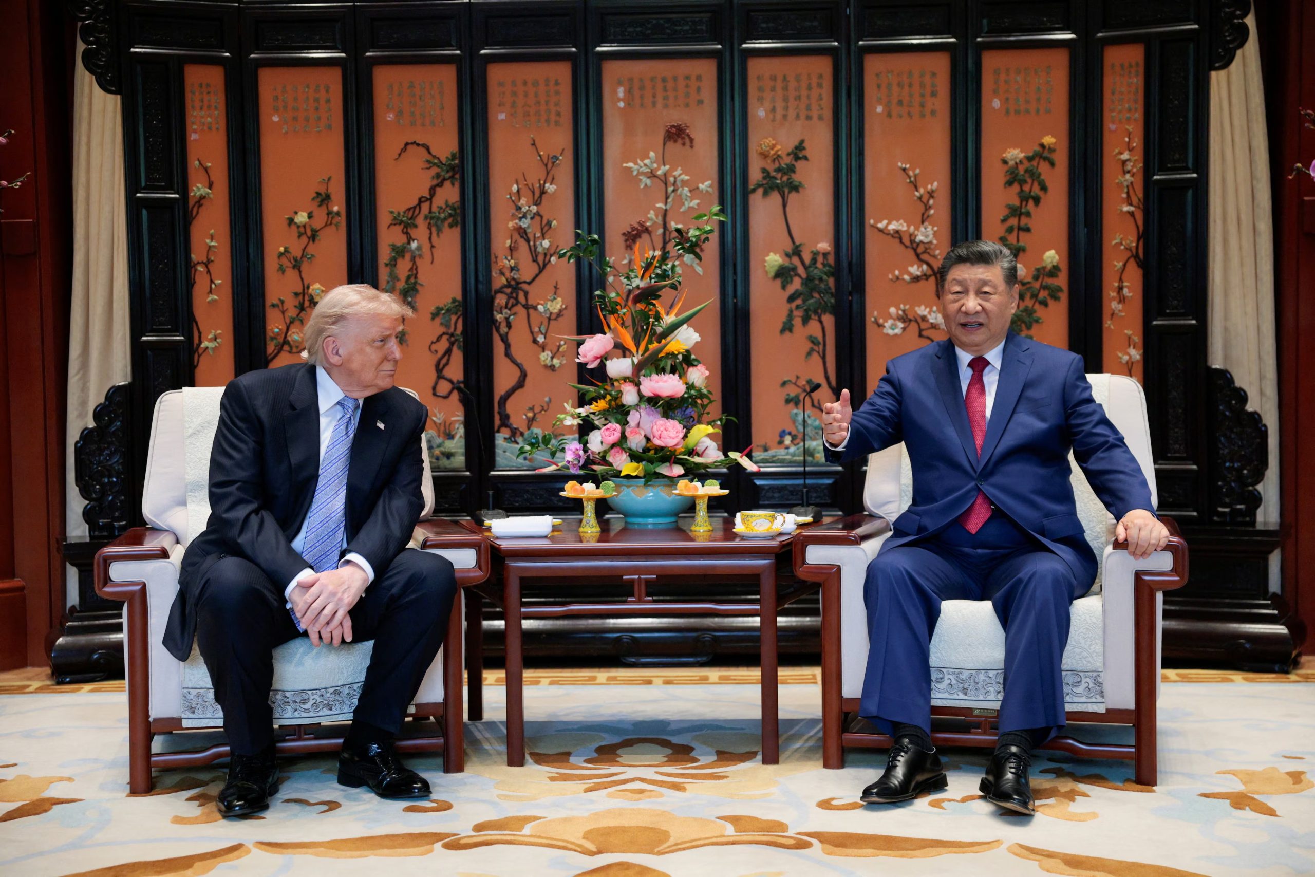 El líder chino Xi Jinping y el presidente estadounidense Donald Trump asisten a una reunión en el marco de su visita al Jardín Zhongnanhai en Pekín, China, el 15 de mayo de 2026 (REUTERS/Evan Vucci)