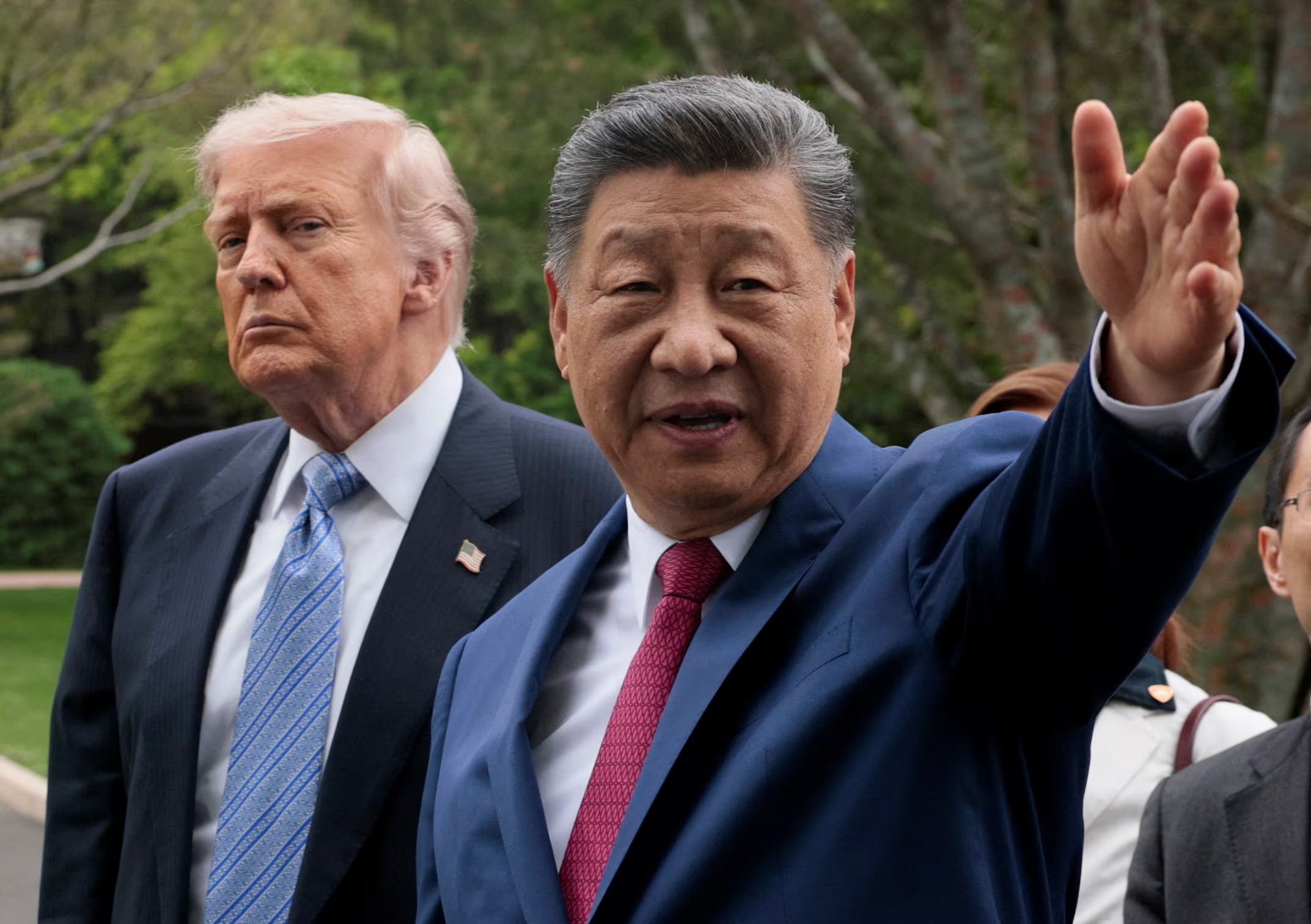 El presidente chino Xi Jinping gesticula tras saludar al presidente estadounidense Donald Trump en el jardín Zhongnanhai en Beijing, China, el 15 de mayo de 2026 (REUTERS/Evan Vucci)