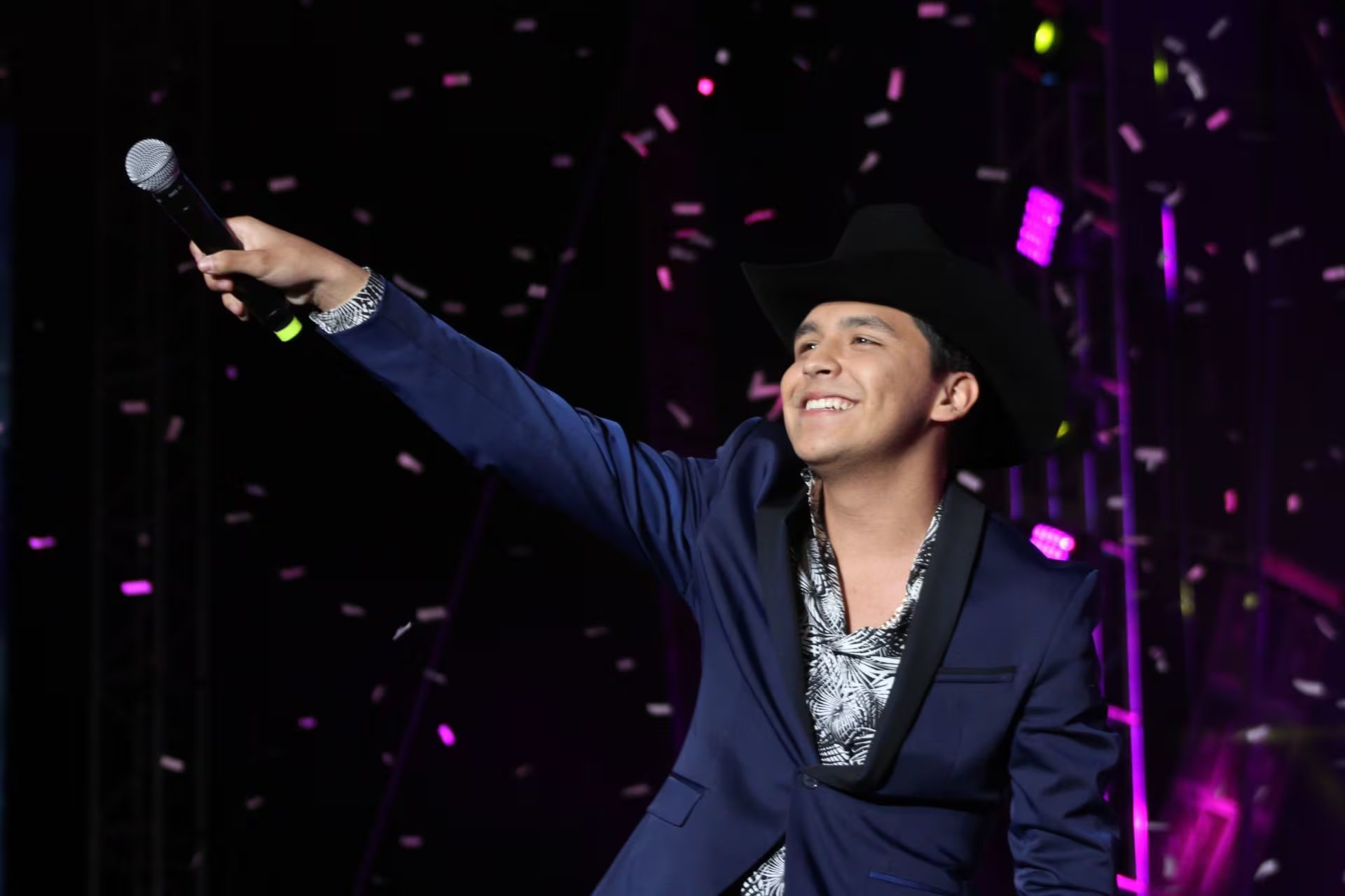 Si pudiera hablarle a su versión más joven, el artista sonorense no hablaría de fama ni de éxito: le diría que se asesore bien, que revise todo lo que firma y que construya un equipo de confianza. (Foto: Cuartoscuro)
