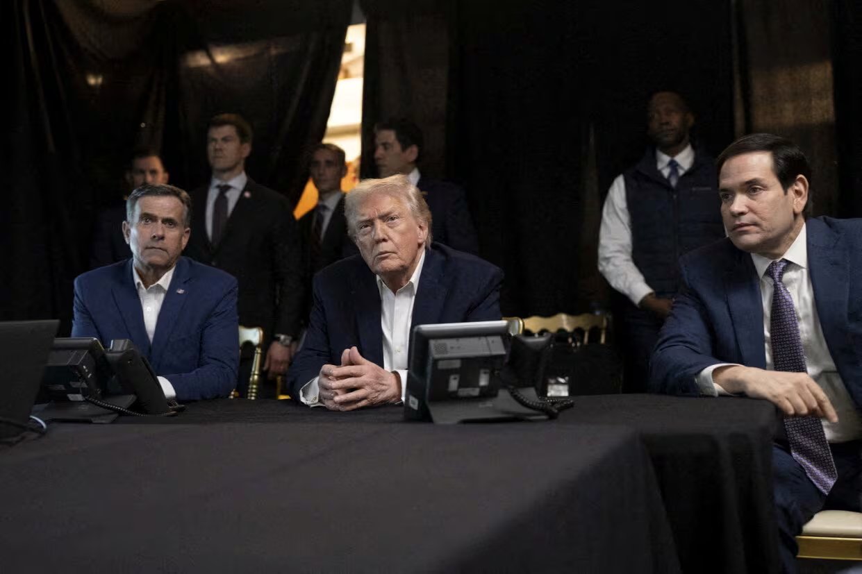 Imagen de archivo del presidente de EEUU, Donald Trump (ctro), junto al director de la CIA, John Ratcliffe (izq), y el secretario de Estado, Marco Rubio, mientras observan la operación militar estadounidense en Venezuela desde el resort Mar-a-Lago, en Palm Beach, Florida, EEUU. 3 enero 2026. @realDonaldTrump/entrega vía Reuters. ESTA IMAGEN HA SIDO SUMINISTRADA POR TERCEROS.