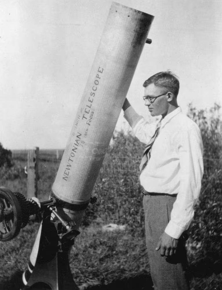 El hallazgo realizado por Clyde Tombaugh incorporó a Plutón como el noveno planeta del sistema solar durante gran parte del siglo XX (Wikipedia)