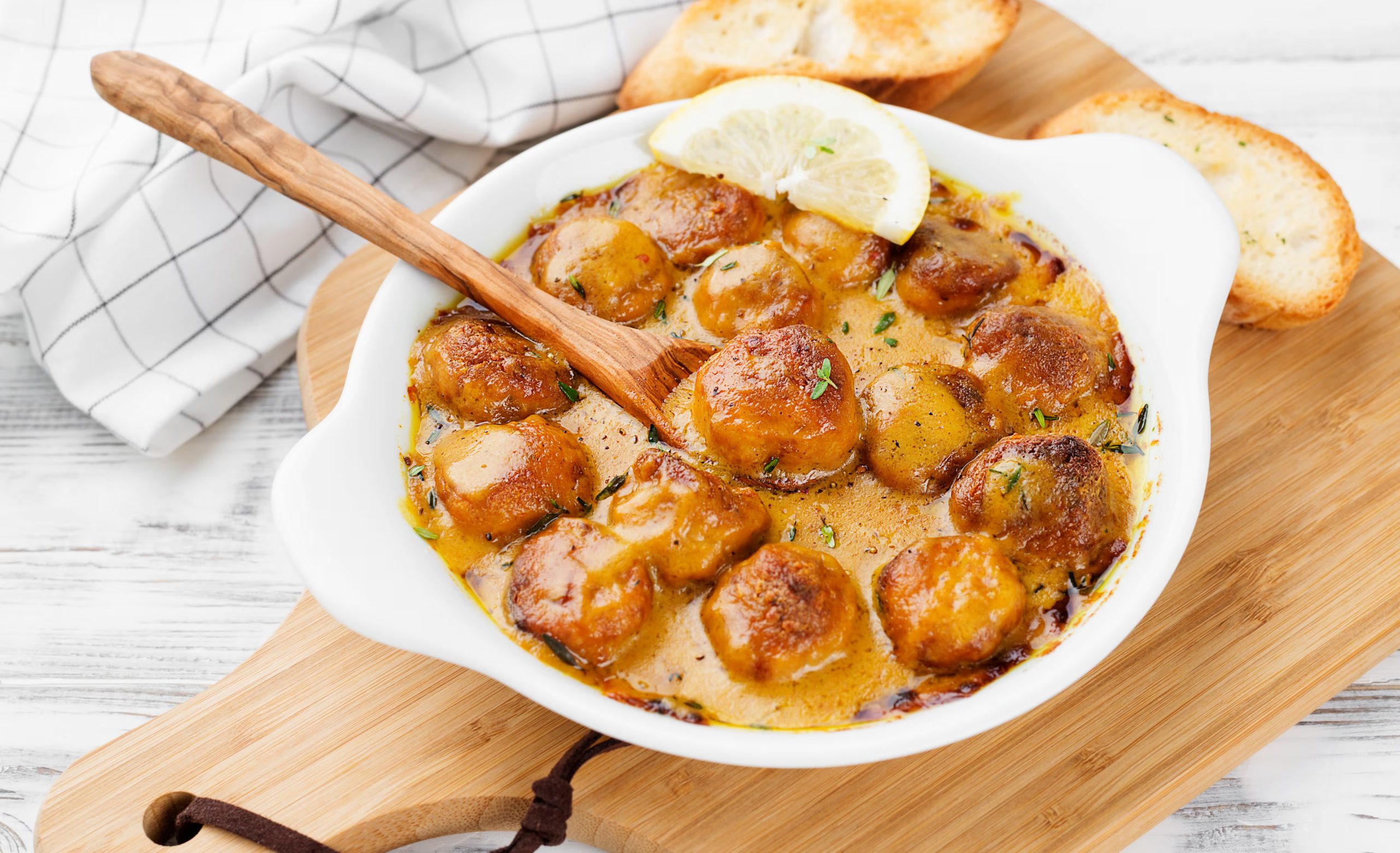 Albóndigas de pollo en salsa (Adobe Stock)