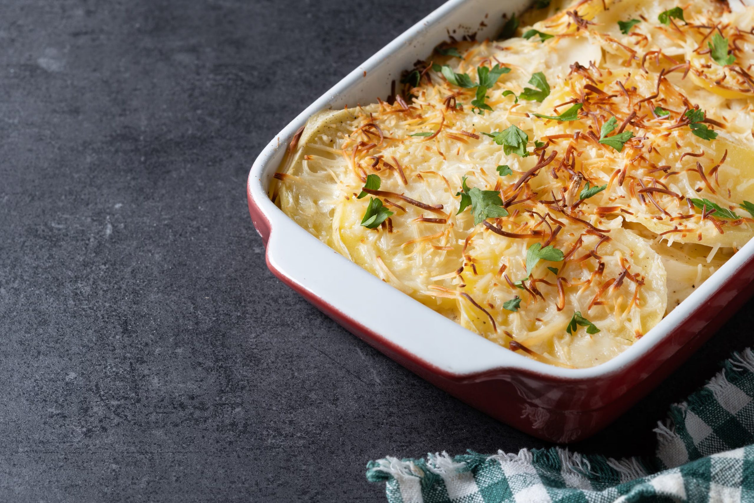 Bacalao gratinado con una capa de patatas por encima. (Freepik)