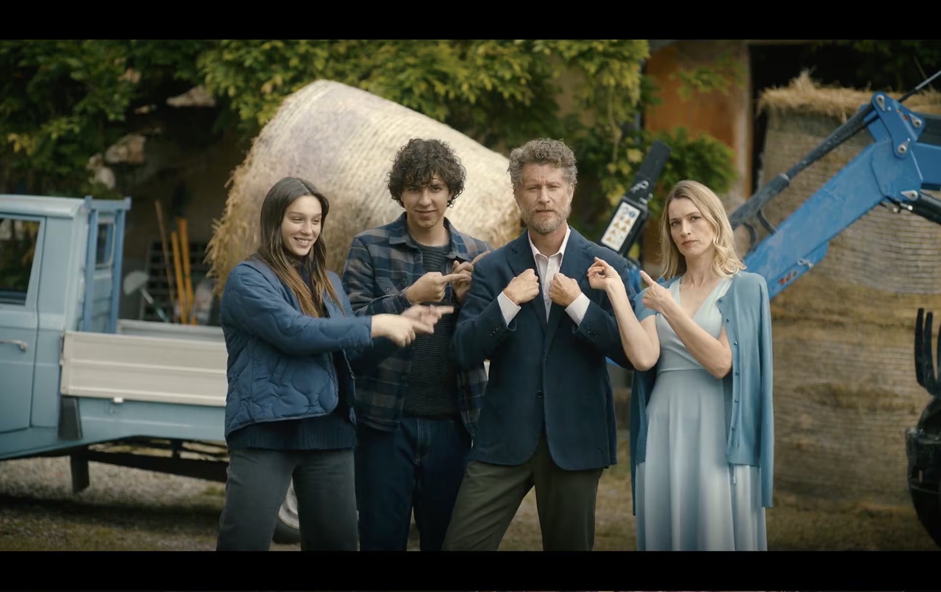 Emilio junto al elenco de la película Sobran las palabras