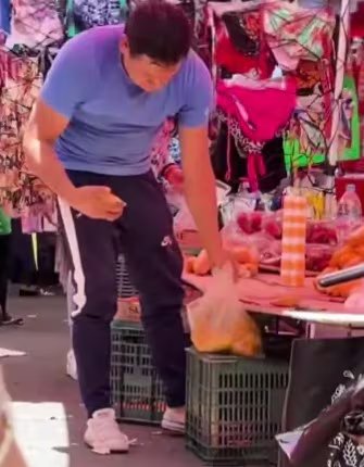 La grabación desató debate entre consumidores sobre posibles engaños en tianguis y mercados callejeros.
