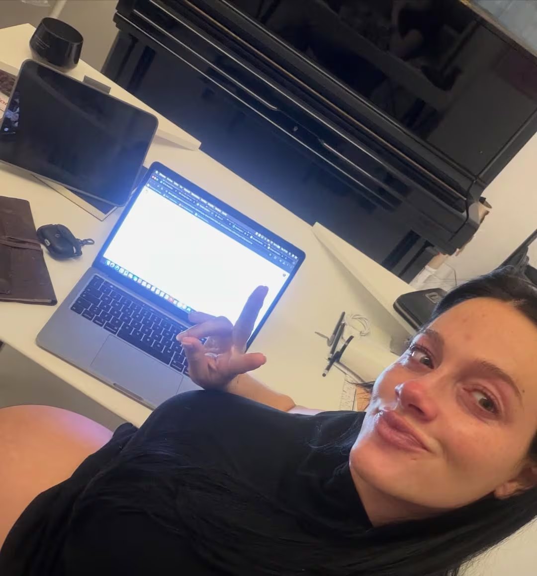 Oriana Sabatini profundiza en el proceso creativo de su primera novela, Podría quedarme acá, marcada por la disciplina y el vínculo emocional con sus personajes 