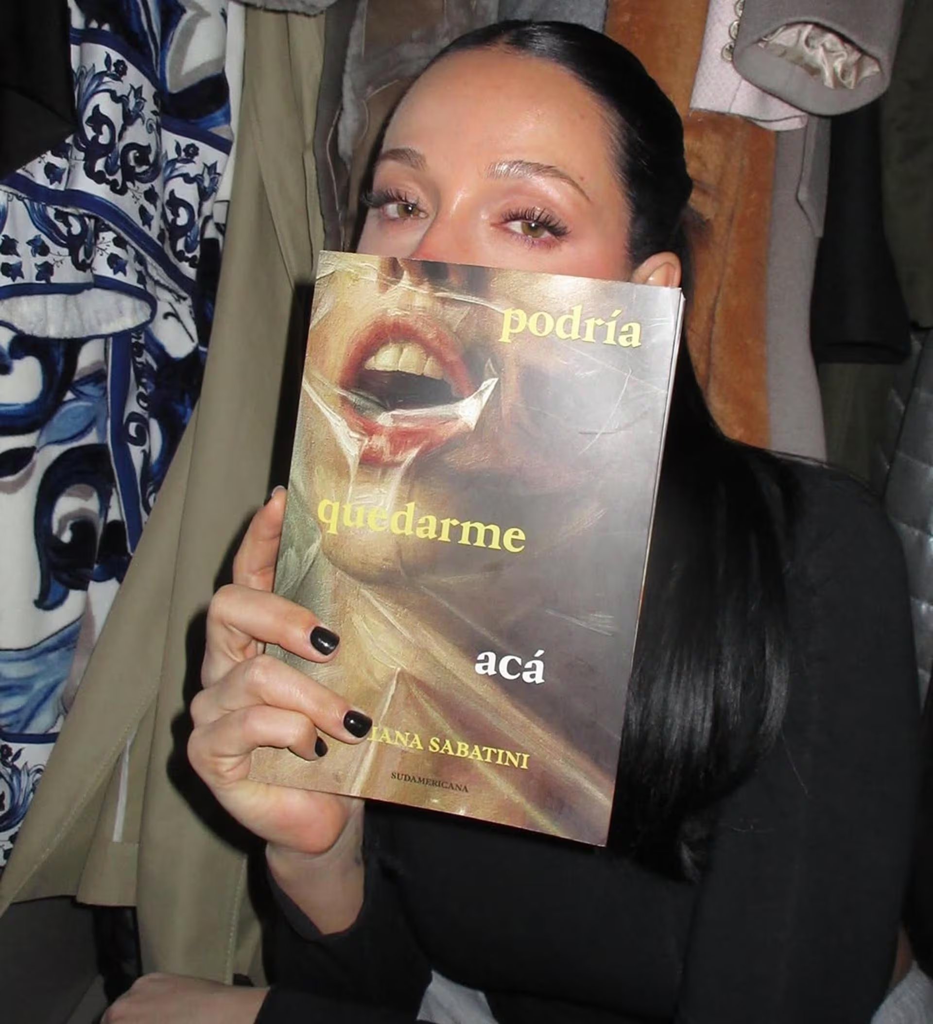 Oriana Sabatini posa con su primer libro de poemas, 'Podría quedarme acá', durante su presentación en la Feria Internacional del Libro de Buenos Aires