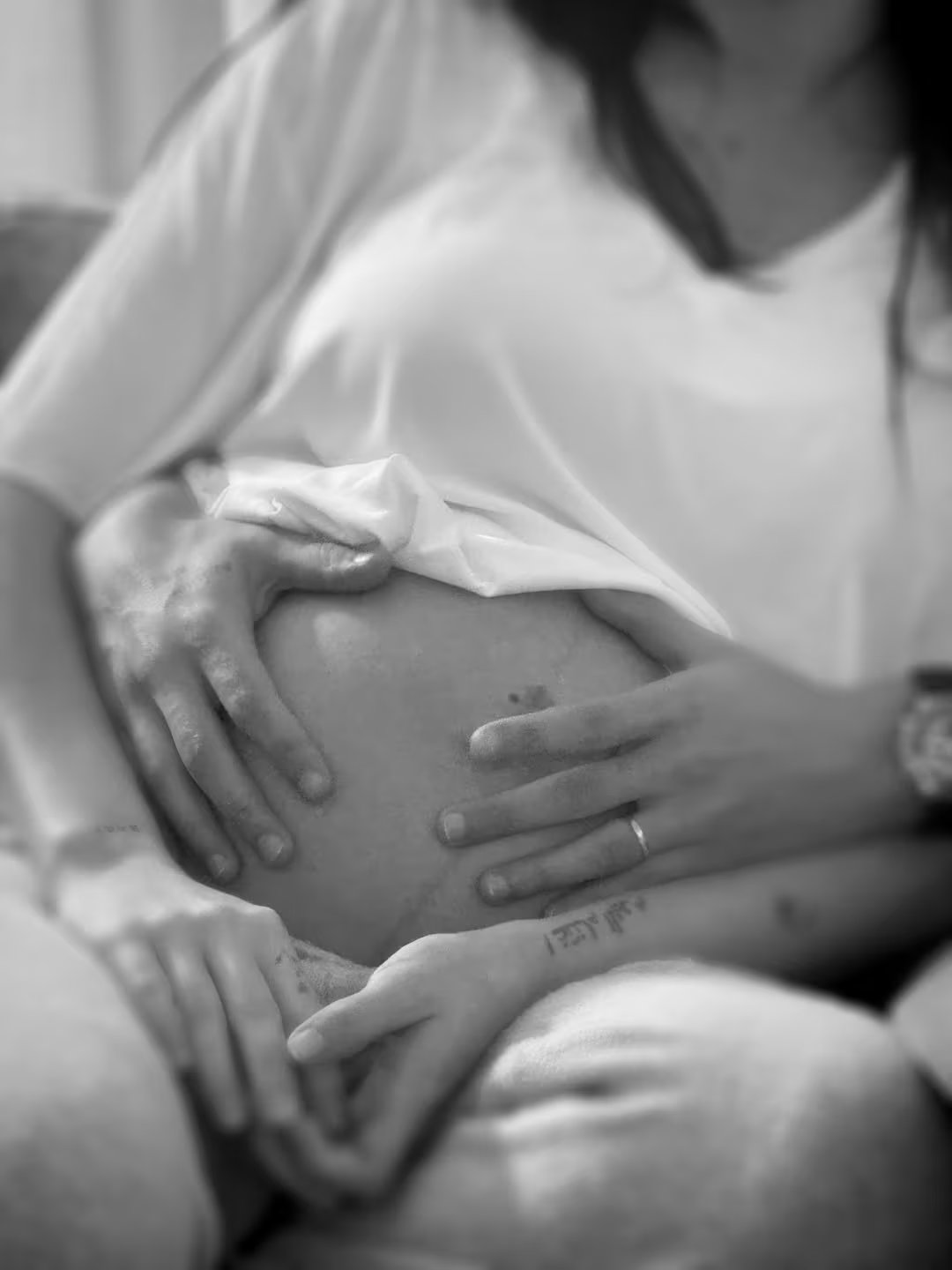 La influencia de la maternidad en Oriana Sabatini se refleja tanto en la novela como en su visión de la transformación femenina durante el embarazo y el posparto